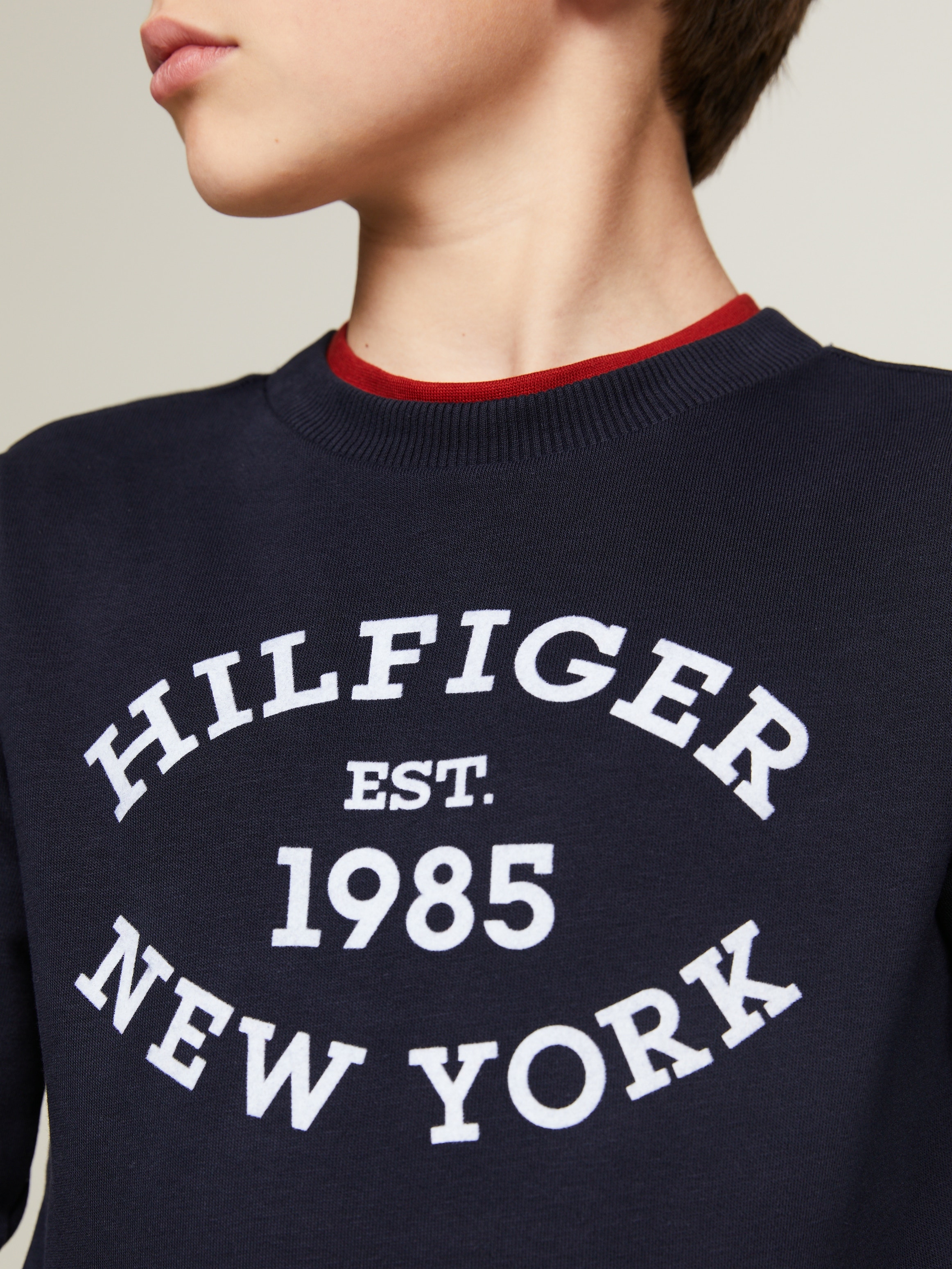 Tommy Hilfiger Sweatshirt »MONOTYPE FLOCK REG SWEATSHIRT«, Kinder bis 16 Jahre mit Logoschirftzug