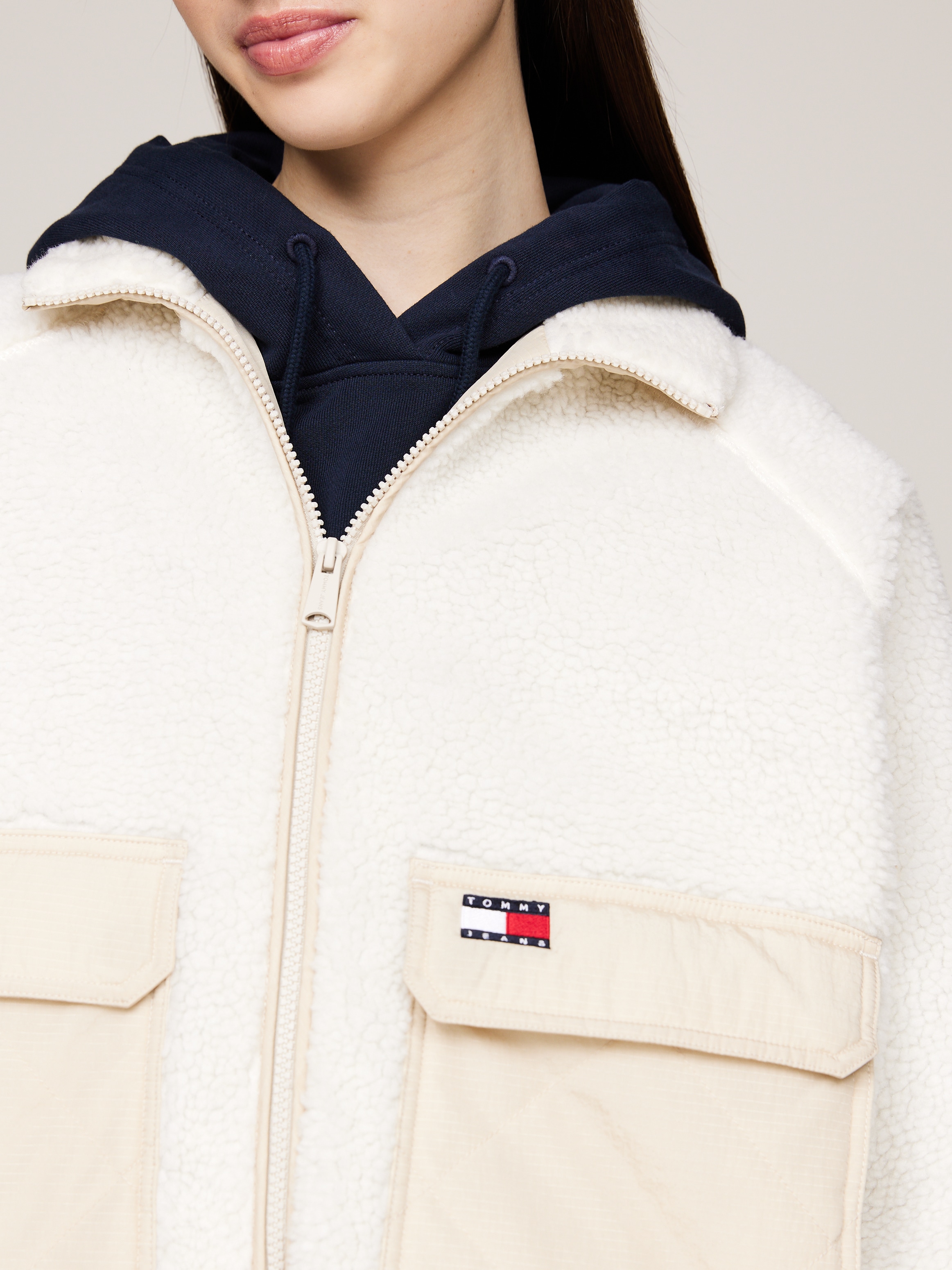 Tommy Jeans Bomberjacke »TJW CRP TEDDY MIX CLRBLK JACKET«, modische Cropped Form