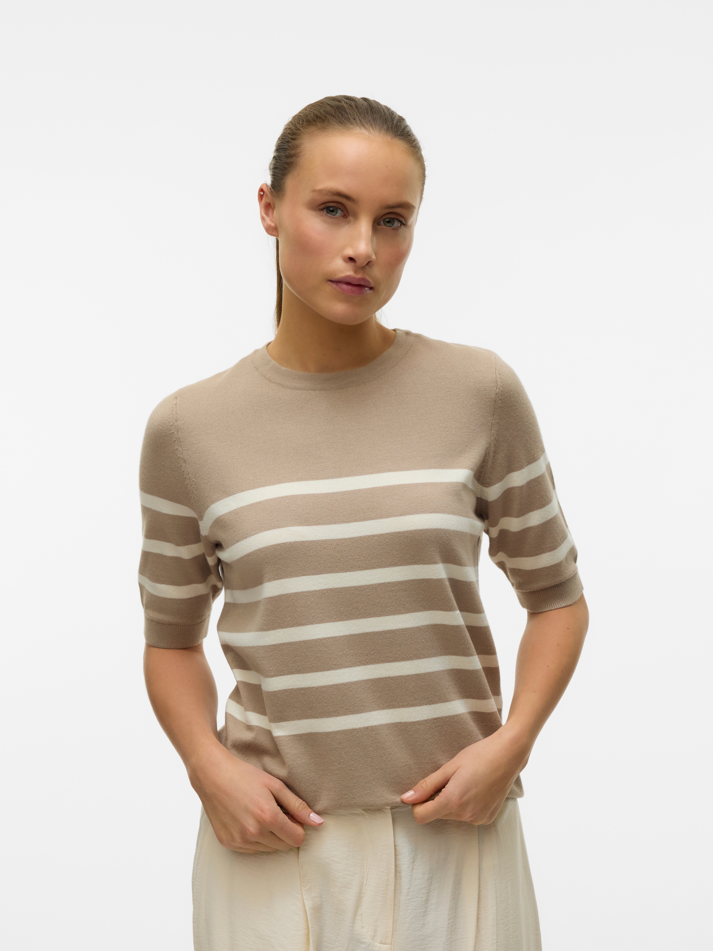 Vero Moda Kurzarmpullover »VMSABA PLAIN, Feinstrickpullover« Damenpullover, Rundhalsausschnitt, Kurzarm, Sommerpulli,,  im Regular Fit aus pflegeleichtem Materialmix mit Viskose