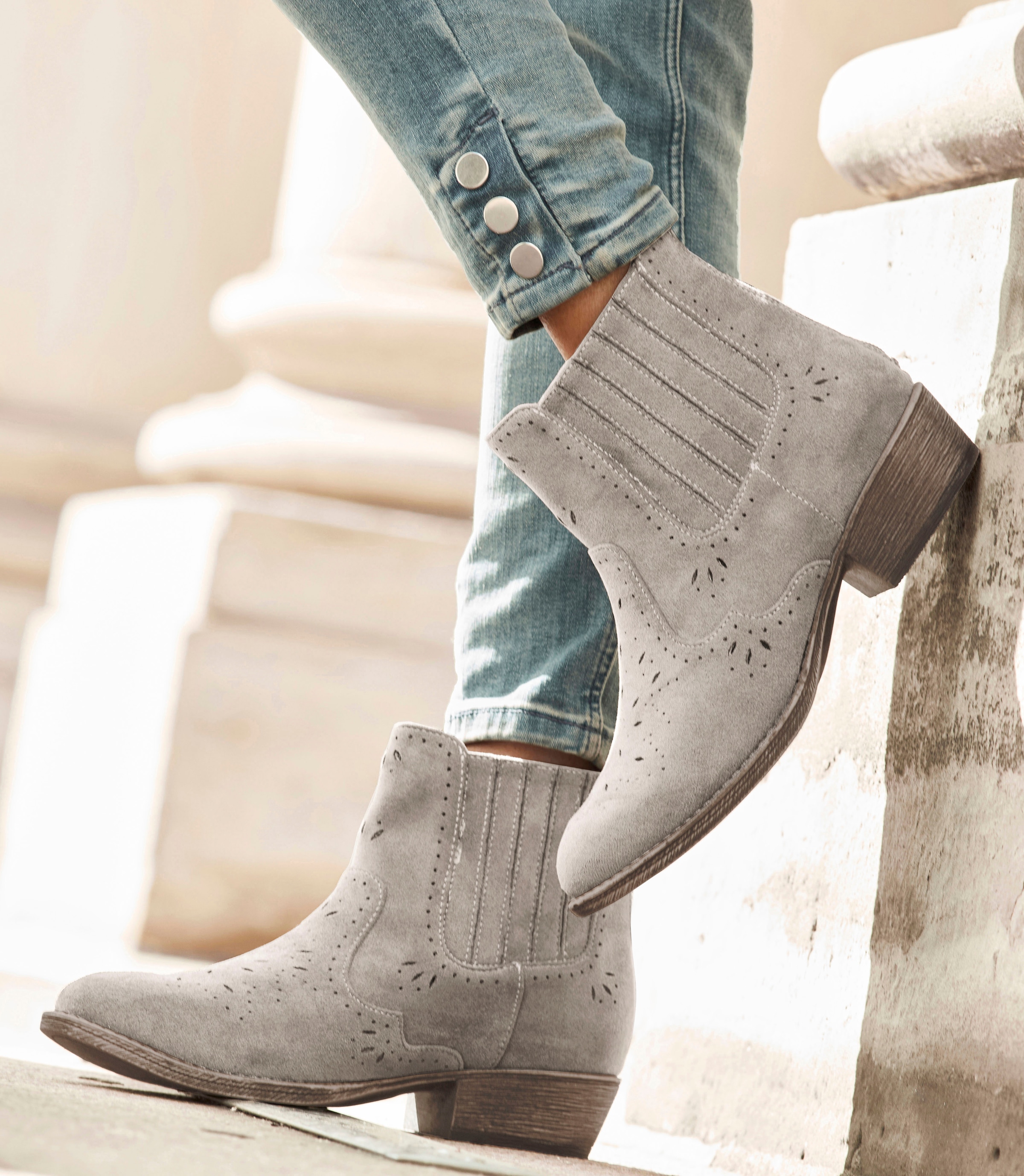 LASCANA Stiefelette »Stiefel, Boots, Westernstiefelette, Cowboy Boots,«, mit Cut-Outs VEGAN