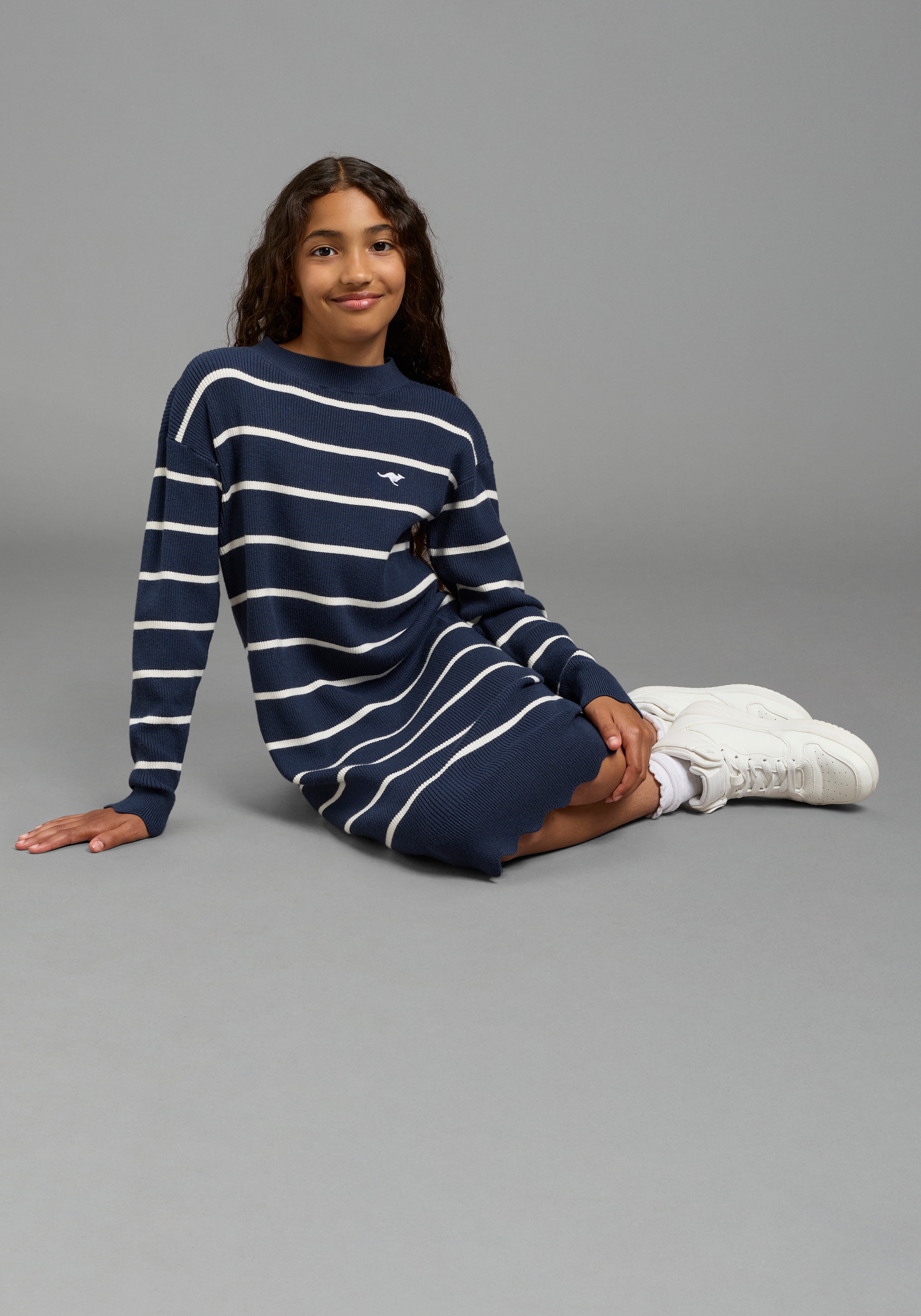 KangaROOS Strickkleid »Modisches KangaROOS Ringelkleid aus weichem Feinstrick« Trendiges gestricketes Kleid mit Logo-Stickerei, knielang, geringelt