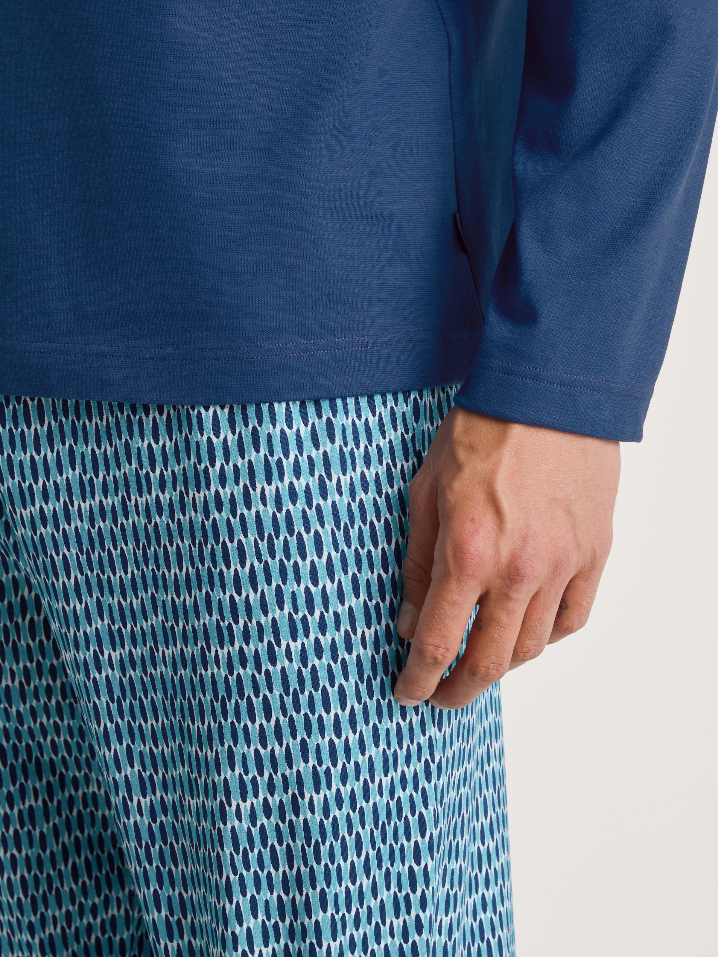 CALIDA Schlafanzug »Relax Imprint«, (2 tlg.), Langarm-Shirt & Hose mit geradem Bein