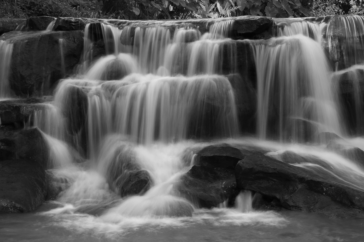 Papermoon Fototapete »Wasserfall Schwarz & Weiß« günstig online kaufen