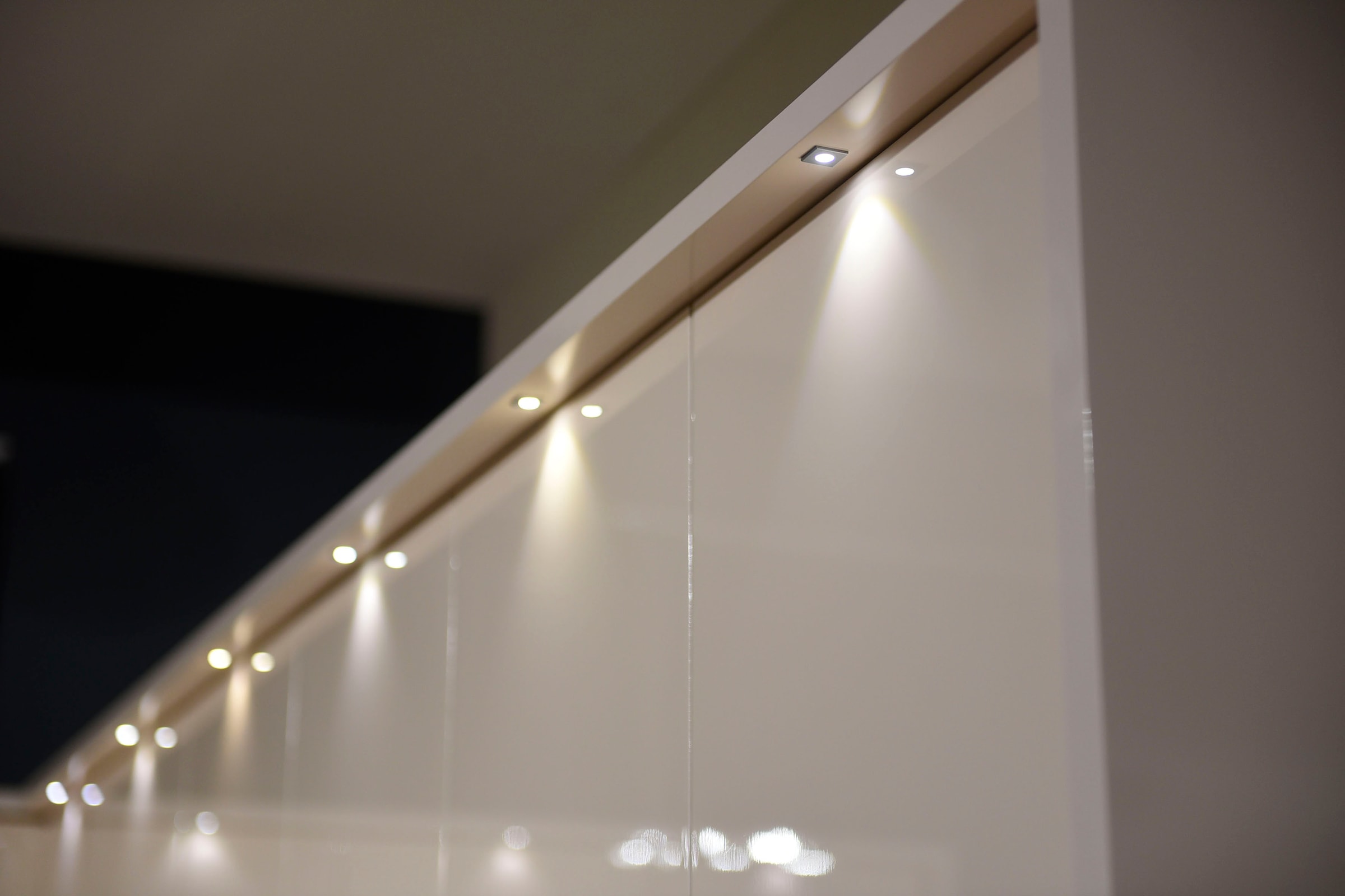 Places of Style Kleiderschrank »Piano Schlafzimmerschrank Premium Qualität mit LED«, beige, UV lackiert, hochglänzend, in 2 Breiten mit 4 Schubladen