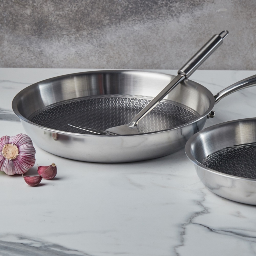 RESTO Kitchenware Bratpfanne »Achird Pfanne aus Tri-Ply (Edelstahl + Aluminium + Edelstahl) ofenfest«, Edelstahl 18/10, (1 tlg.), Die 3-schichtige Basis ermöglicht eine Energieeinsparung von 25%