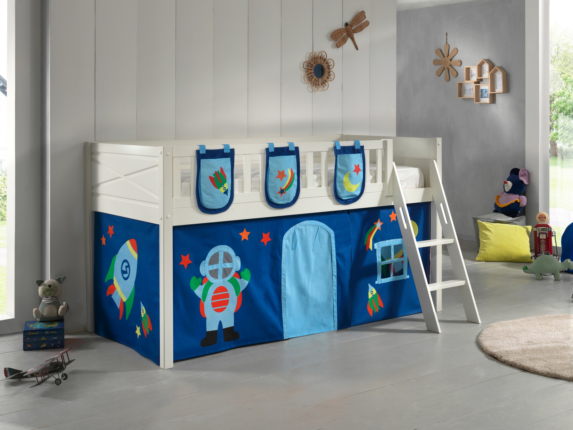 Vipack Hochbett »Scott«, (Made in Europe), mit schräger Leiter, LF 90x200 cm, Vorhang, Tasche, 4 Designs