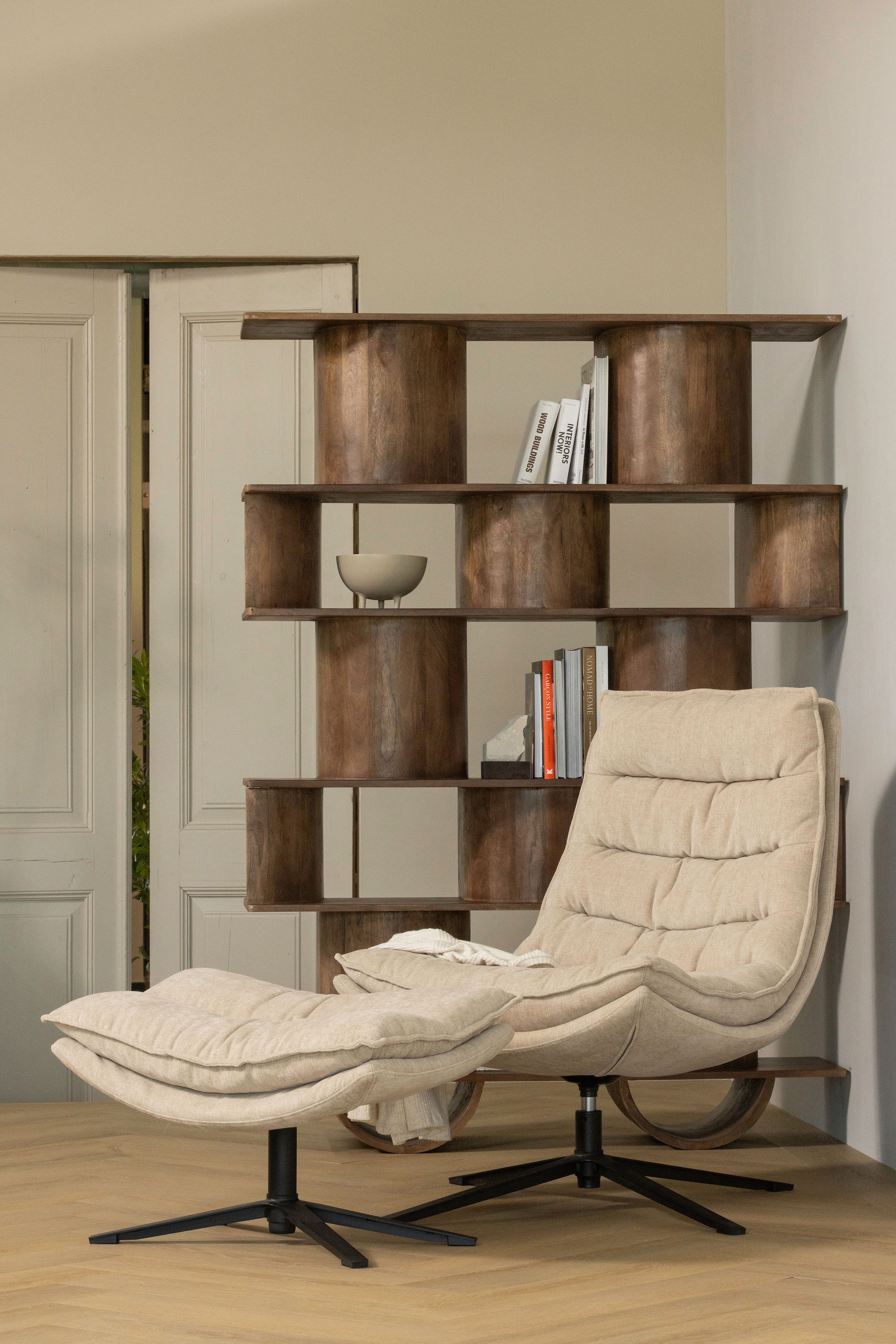 WOOOD Wandregal »Sinne mit Massivmangoholz und abgerundeten Fächern 130 x 35 x 180 cm« Abgerundete Beine, Tragkraft 36 kg, einfach zu montieren