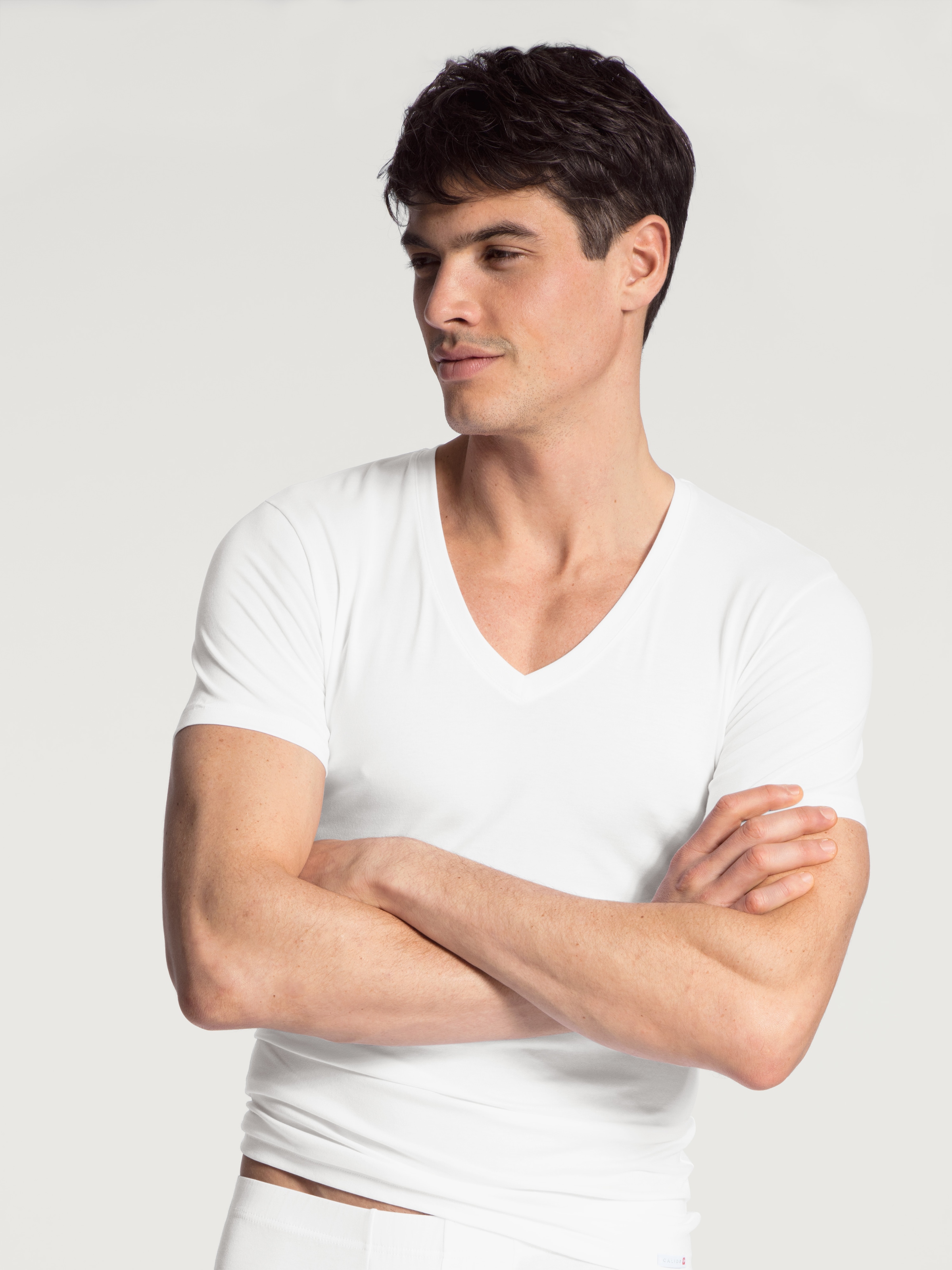 CALIDA V-Shirt »Evolution«, mit tiefem V-Ausschnitt, Interlock-Qualität, Kurzarm, elastisch