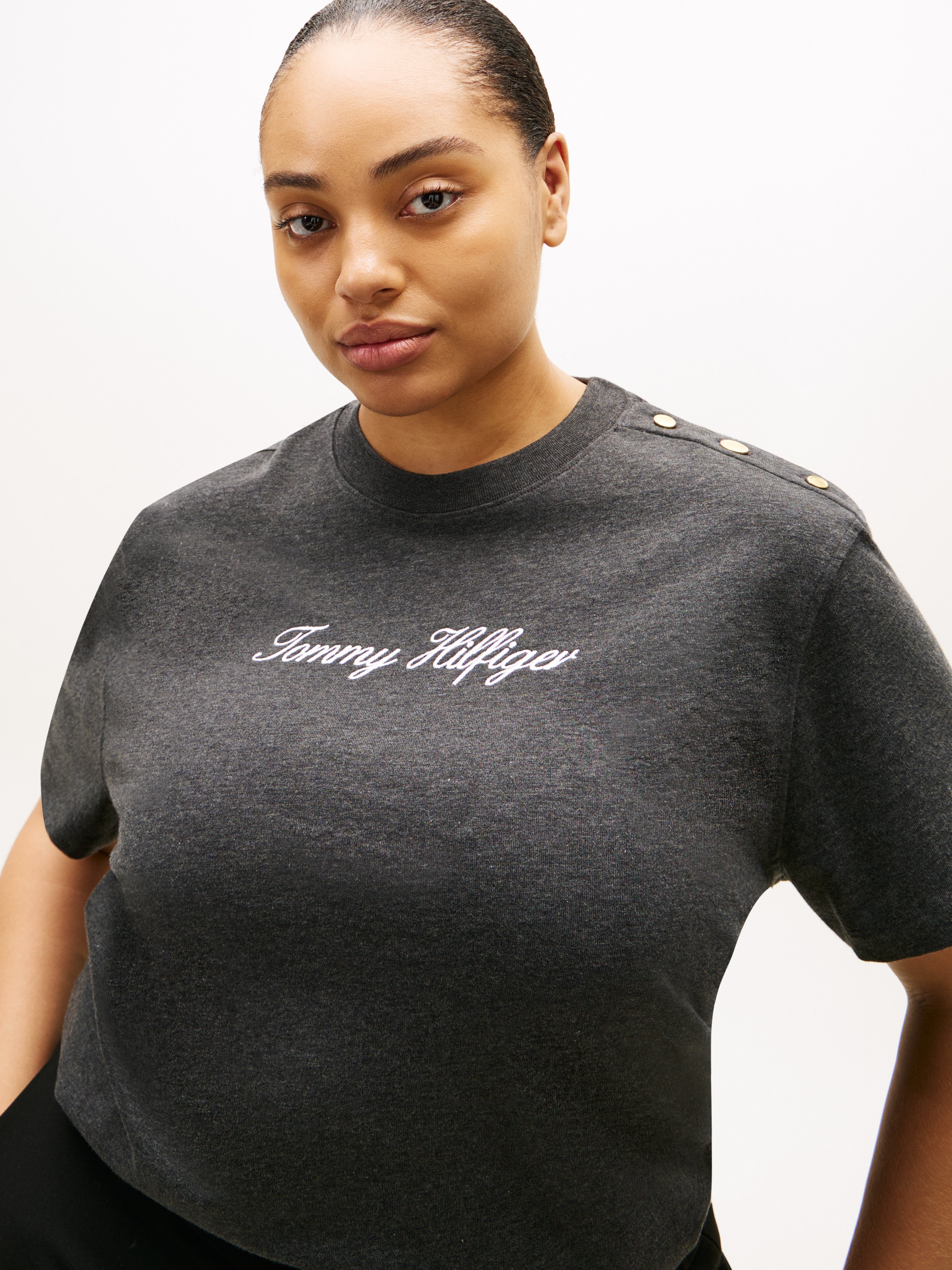 Tommy Hilfiger Curve Kurzarmshirt »CRV GOLD BTN SCRIPT MDRN SS TEE« in großen Größen, mit goldfarbenen Knöpfen