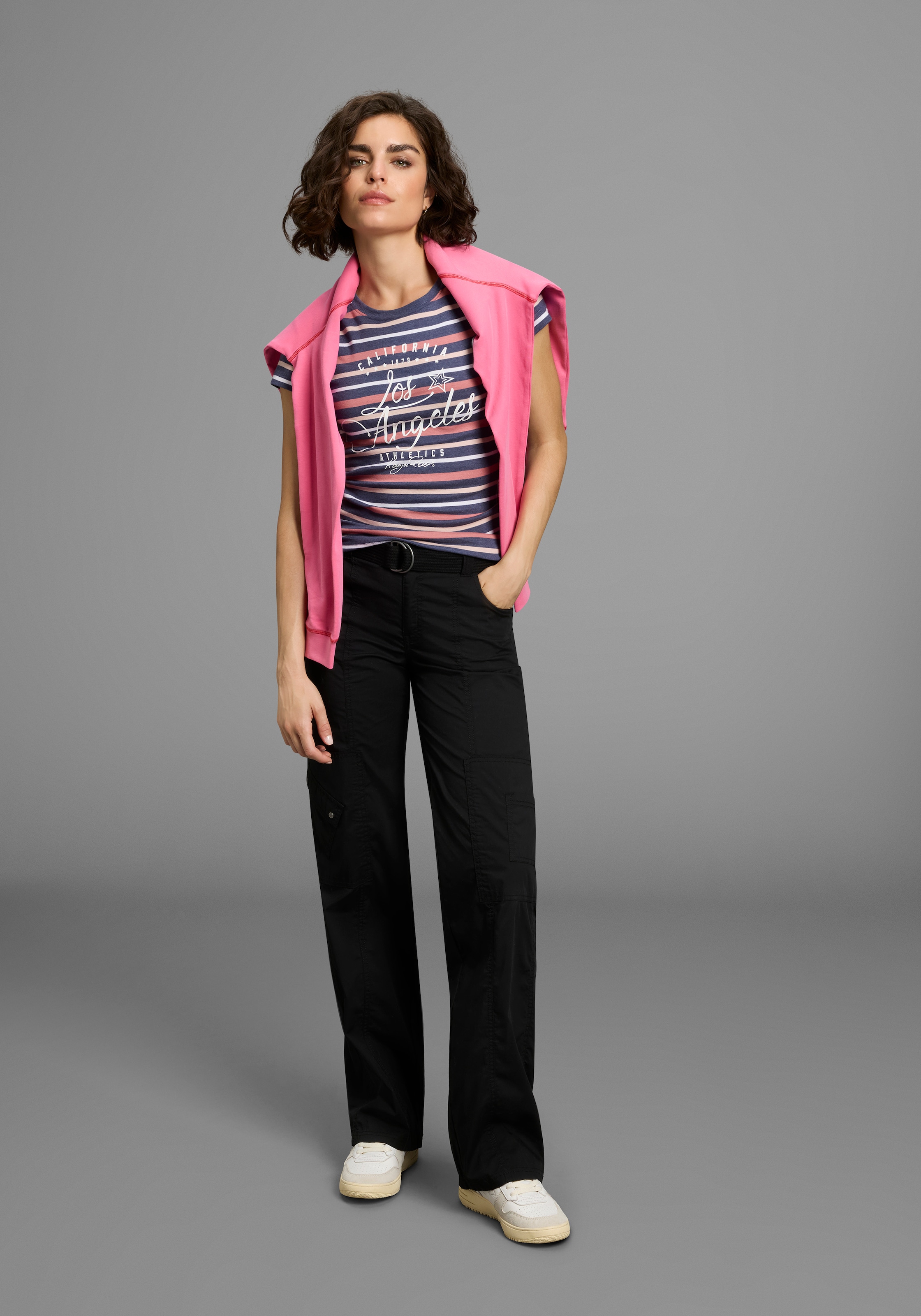 KangaROOS T-Shirt kurzärmelig,  sehr figurbetont,  aus Baumwolle und Polyester