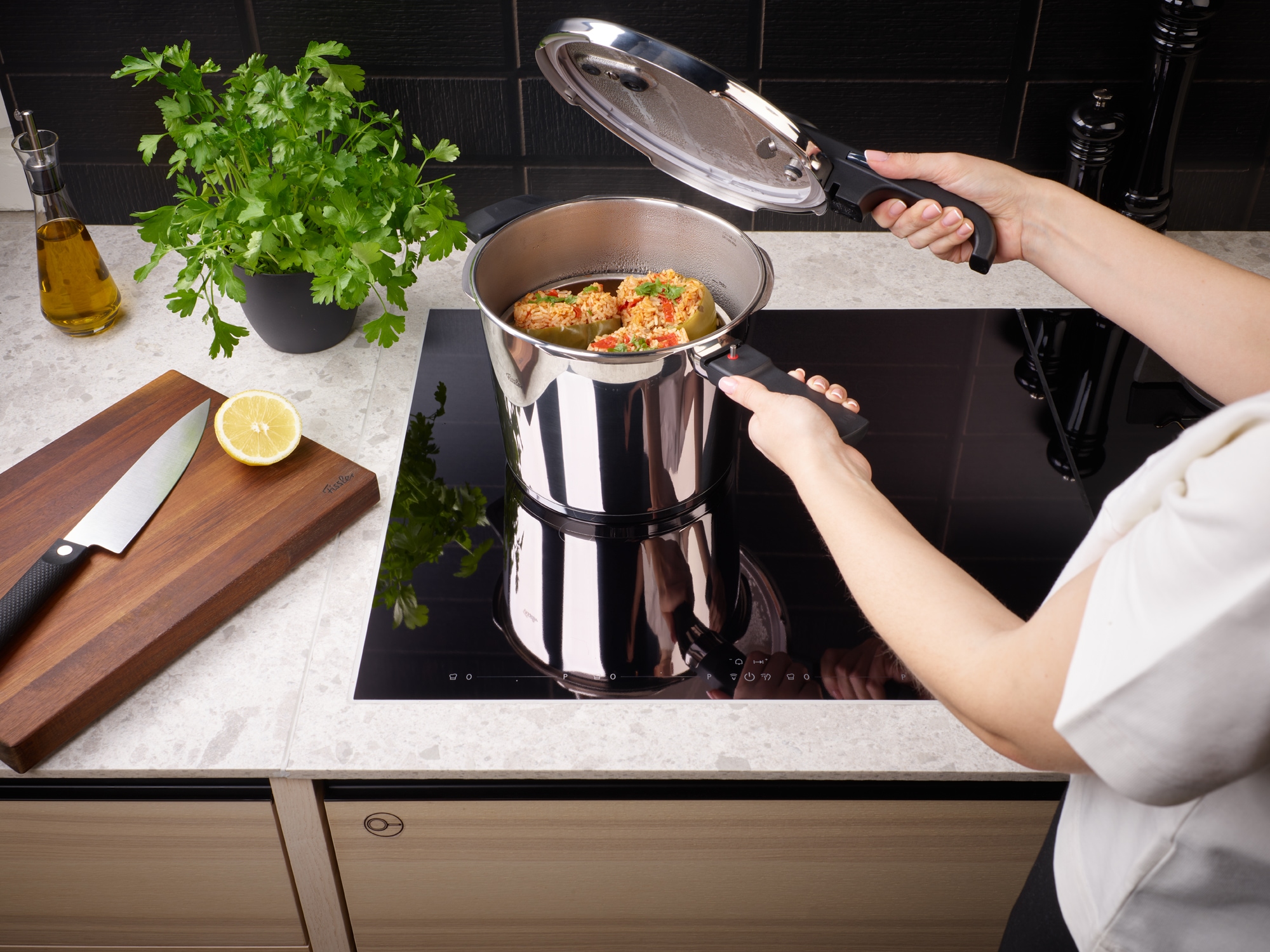 Fissler Schnellkochtopf »Vitaquick® Edition«, Edelstahl 18/10, (Set, 2 tlg., Schnellkochtopf 4,5 oder 6 Liter mit Deckel und Dünsteinsatz), Made in Germany, mit gelochtem Einsatz