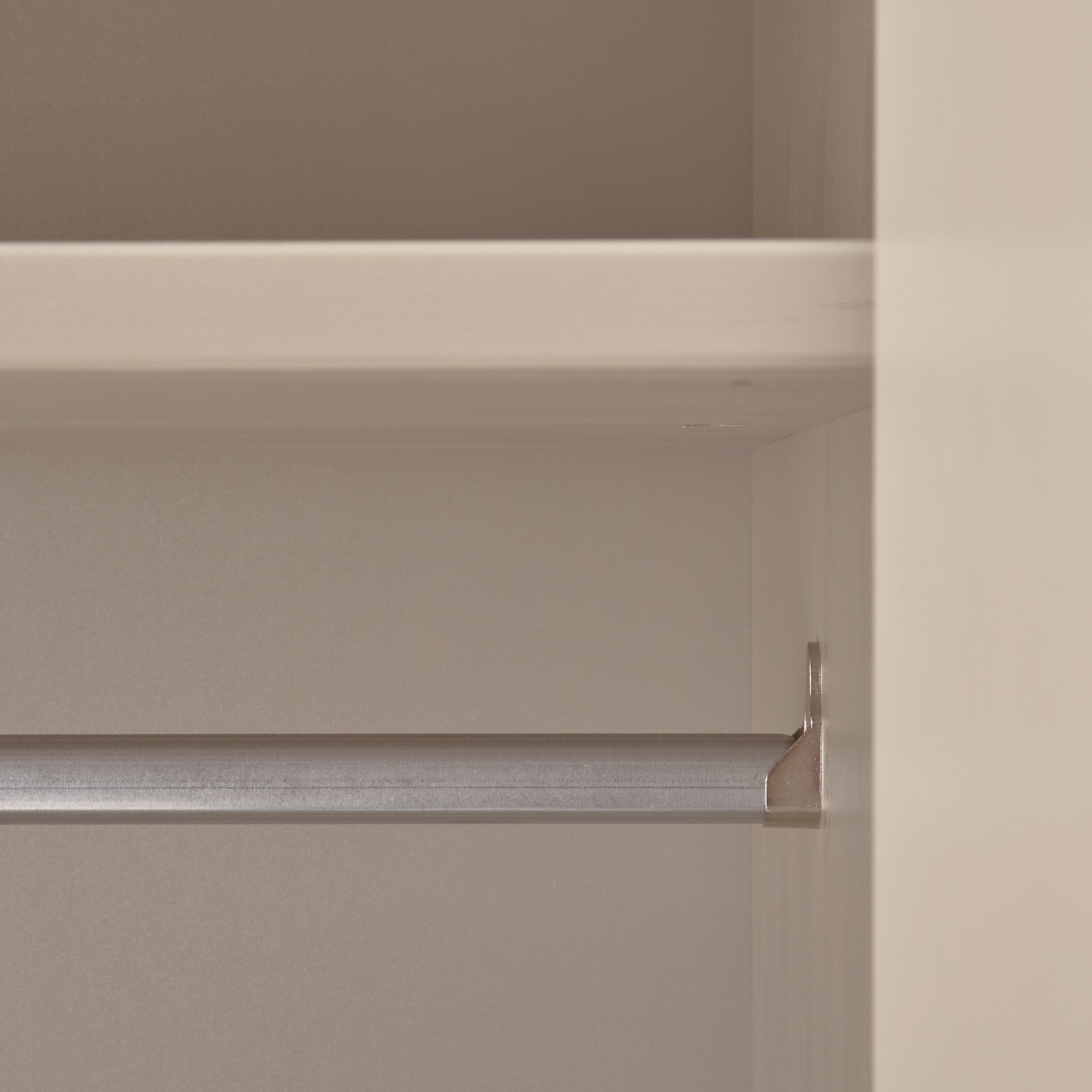 WOOOD Kleiderschrank »WOOOD RAIN 2-TÜRIGER KLEIDERSCHRANK KIEFER DUST [fsc]« Kleiderschrank Rain aus FSC-Kiefer besticht durch wellenförmige Türen