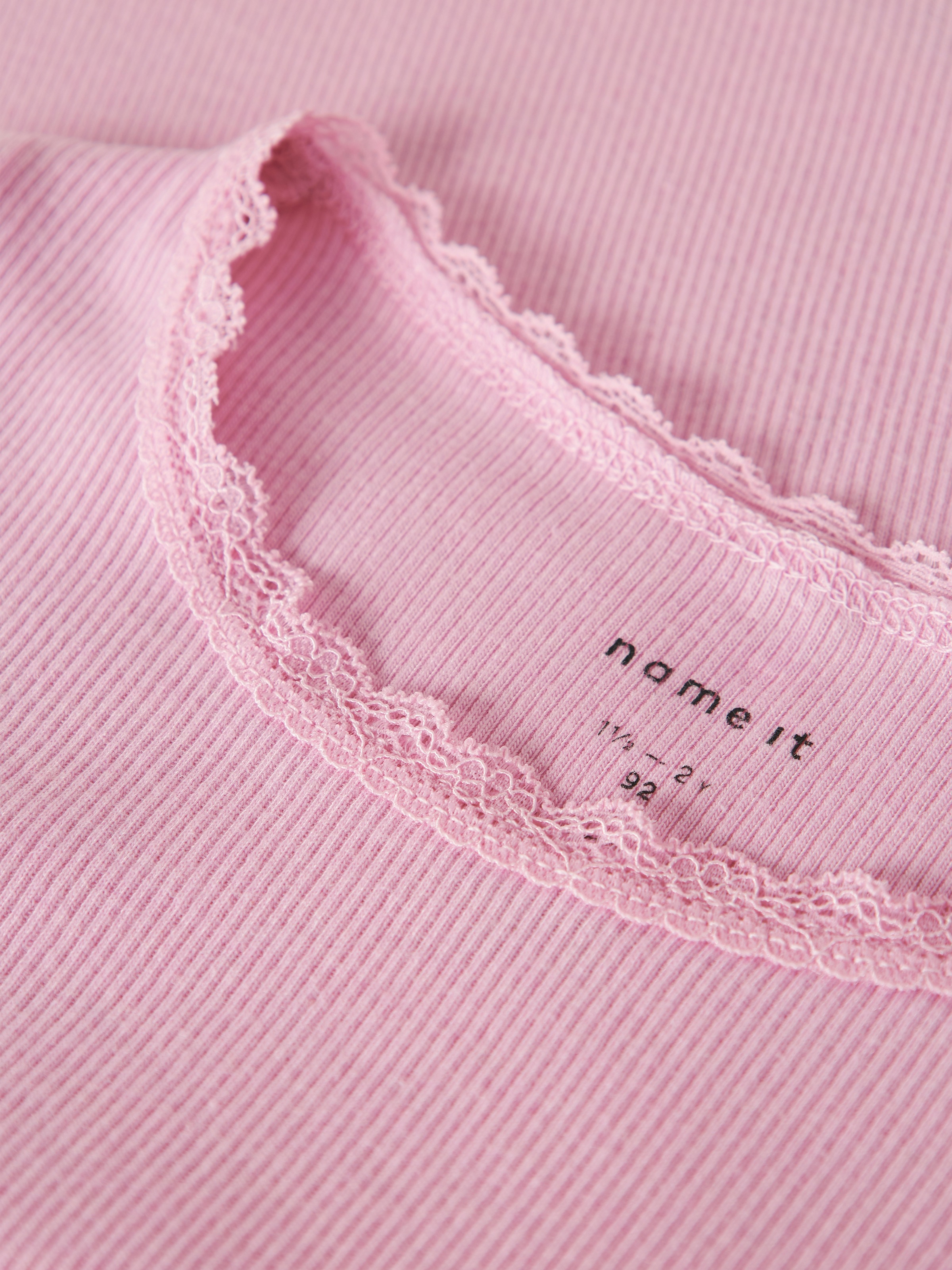 Name It Langarmshirt »NMFKAB LS TOP NOOS«, in Feinripp und mit süßer Spitzenkante am Ausschnitt