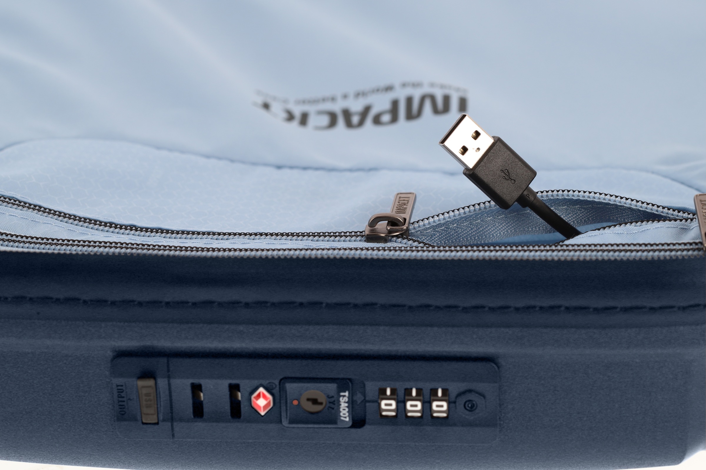 IMPACKT Hartschalen-Trolley »IP1, verschiedene Größen und Farben«, 4 Rollen, Hartschalen-Koffer vegan Koffer Reisegepäck USB-Port TSA Zahlenschloss