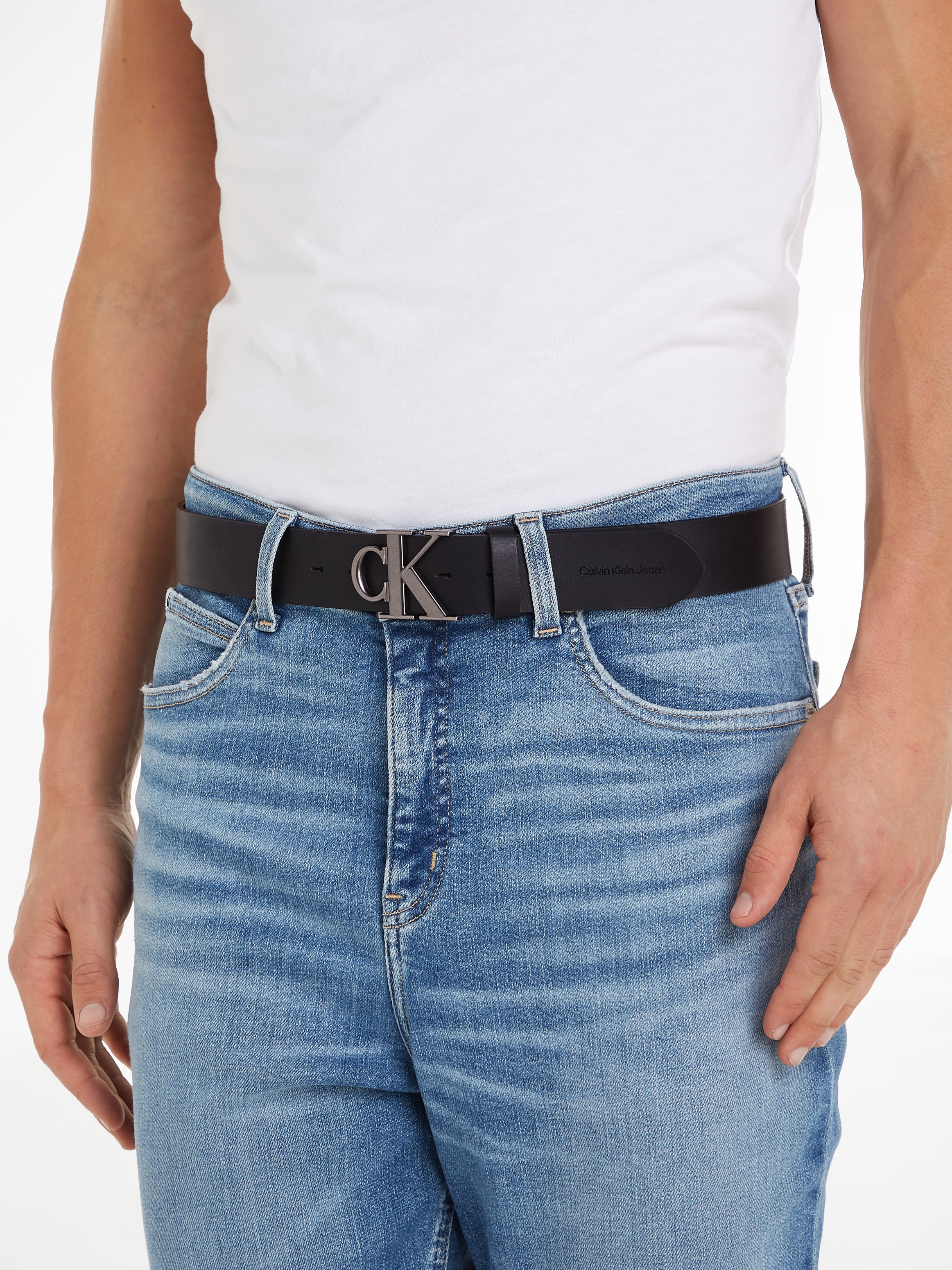 Calvin Klein Jeans Ledergürtel »ROUND MONO PLAQUE LTHR BELT 40MM«, mit CK-Logoschließe