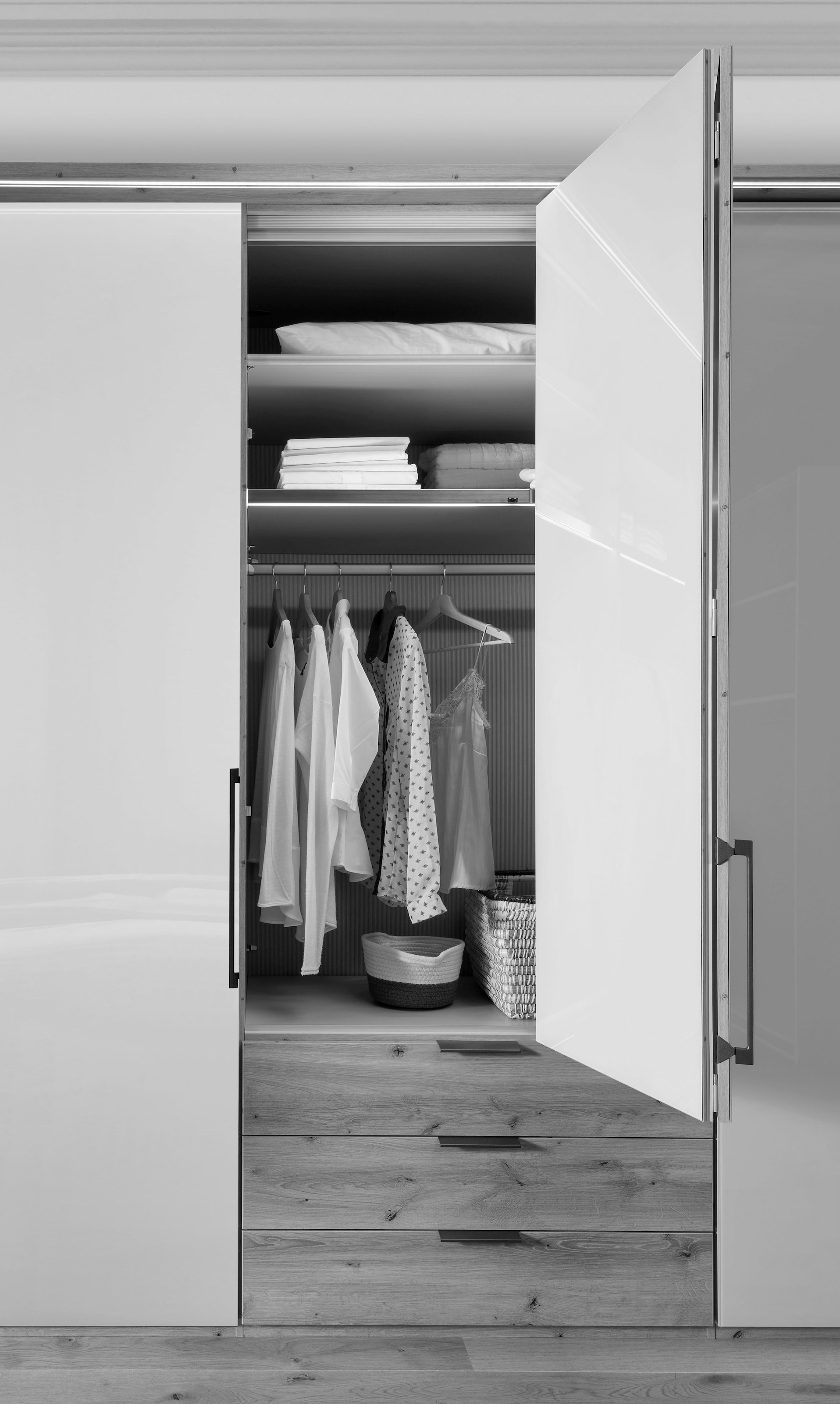 WIEMANN Falttürenschrank »Monaco« mit Glasfront sowie hochwertigen Beschlägen