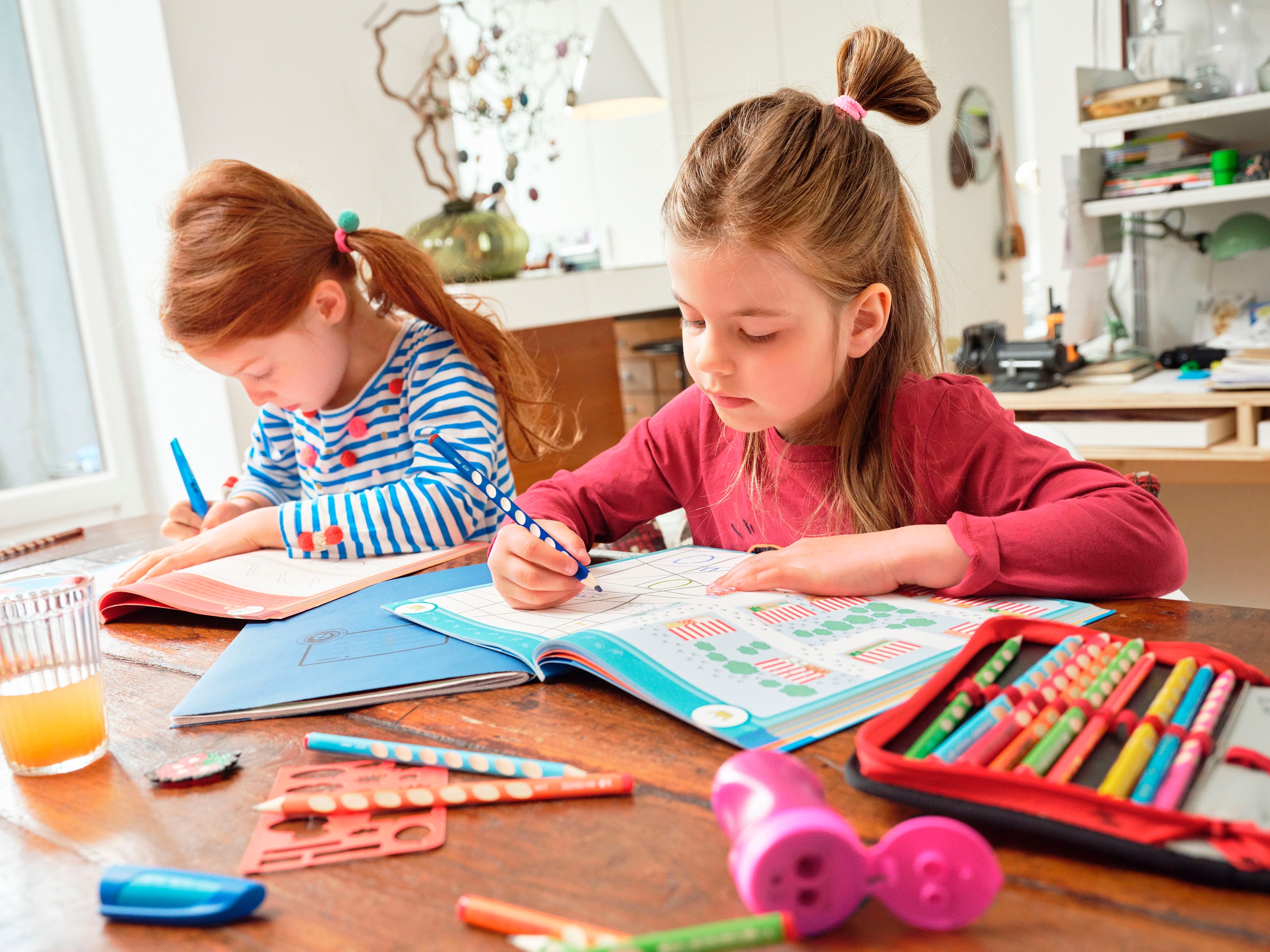 STABILO Buntstift »STABILO EASYcolors - 12er Pack mit Spitzer« für Rechtshänder; Made in Germany