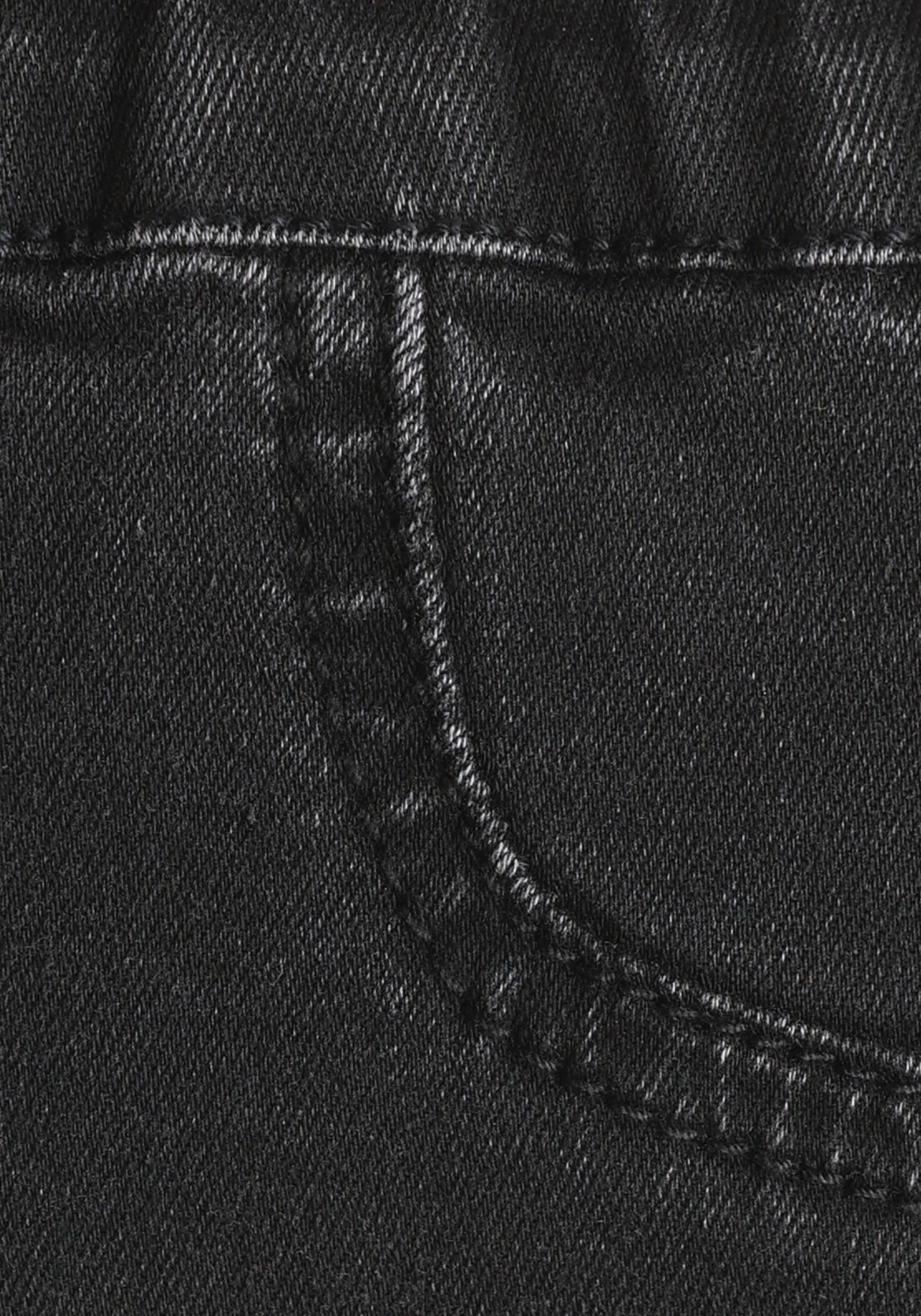 Buffalo Shorts, in elastischem Denim mit zwei Gesäßtaschen
