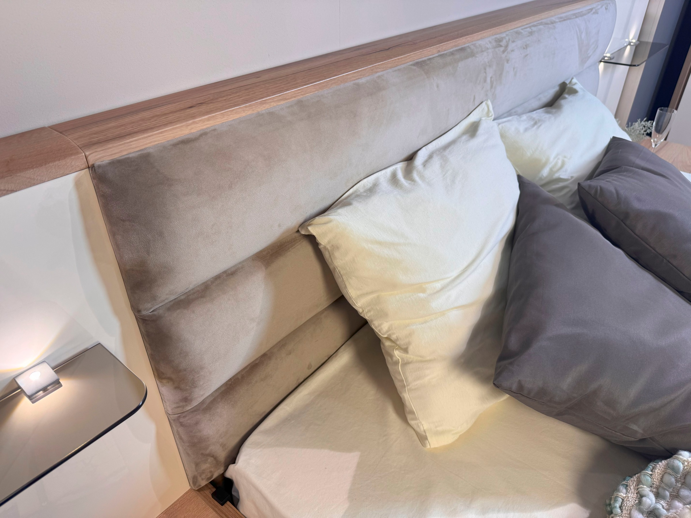 Home affaire Bettgestell »Gala, 160 oder 180x200cm Liegefläche, FSC-zertifiziert«, (optional passende Stauraumschubladen und Nachttische erhältlich), bequem gepolstertes Kopfteil, bezogen mit Samtvelours