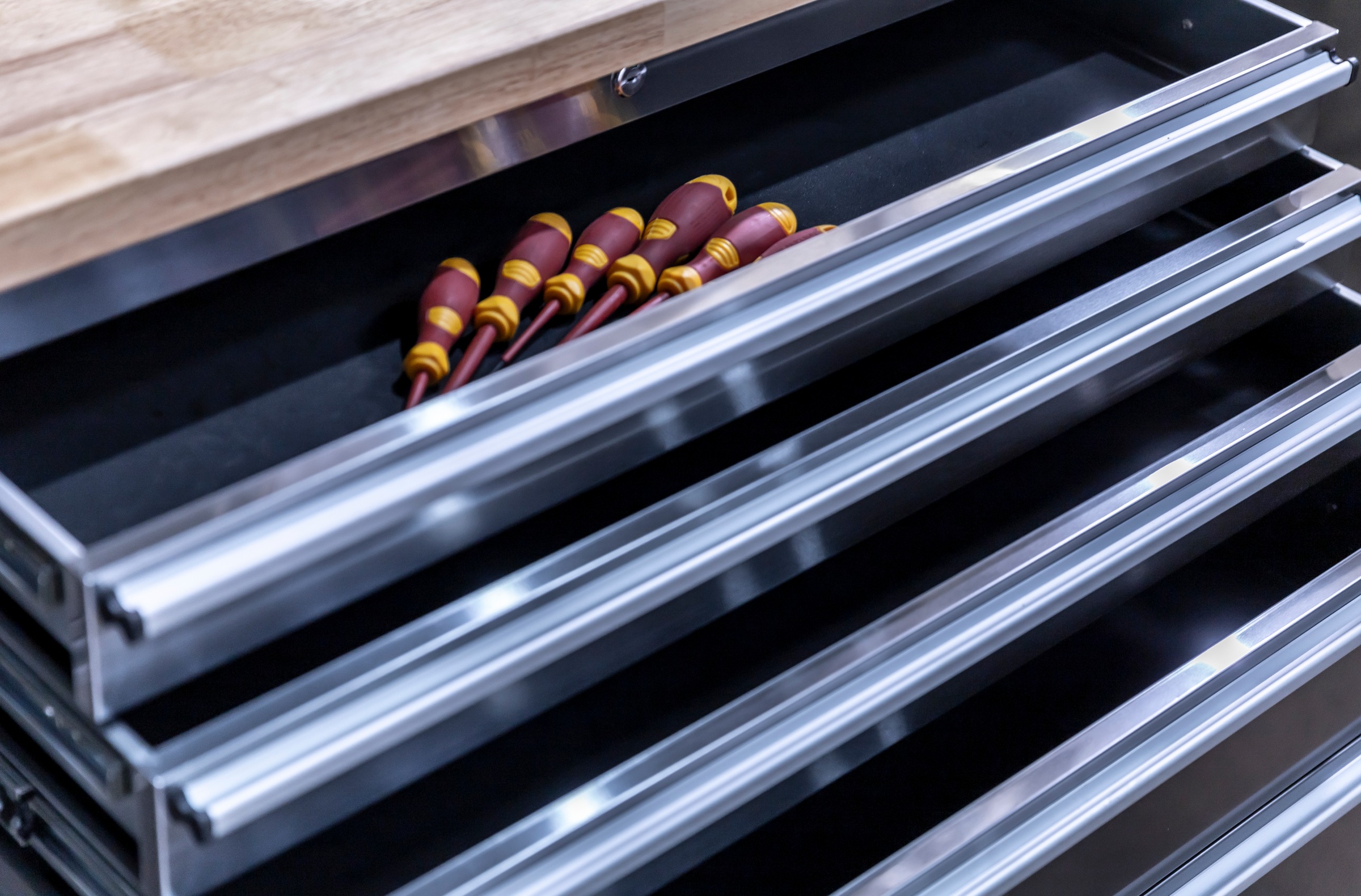 ONDIS24 Werkstattwagen »Werkzeugwagen aus Edelstahl mit 10 Schubladen« fahrbar, kugelgelagerten Schubladen, abschließbar, Massivholzplatte