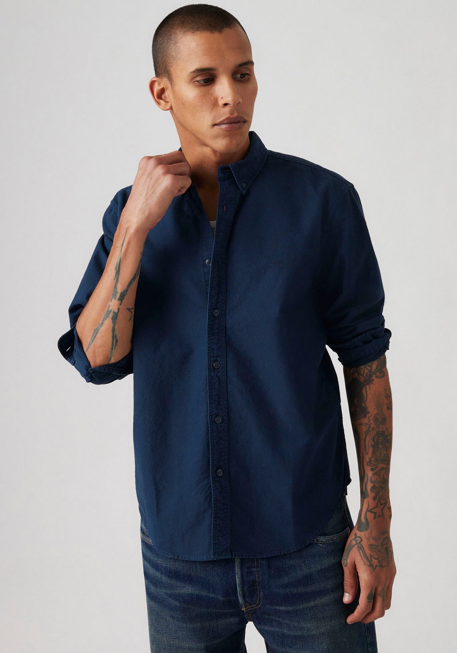 Levi's® Langarmhemd »AUTHENTIC BUTTON DOWN«, mit Ton-in-Ton Logostickerei auf der Brust