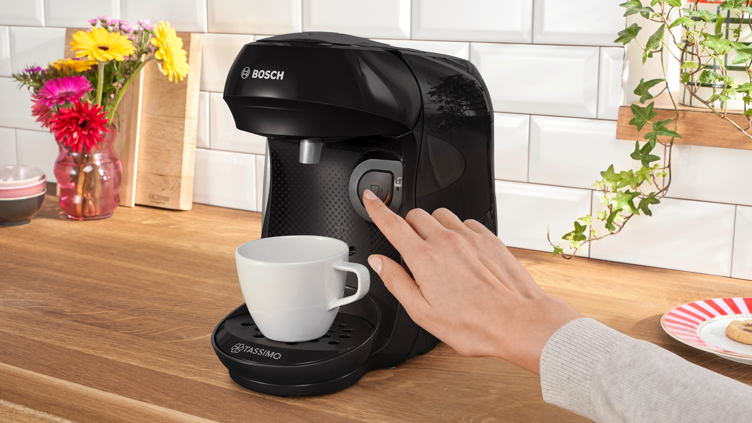 TASSIMO Kapselmaschine »Happy TAS1002N, über 70 Getränke, platzsparend«, nachhaltig, geeignet für alle Tassen, Wassertank 0,7 L, schwarz