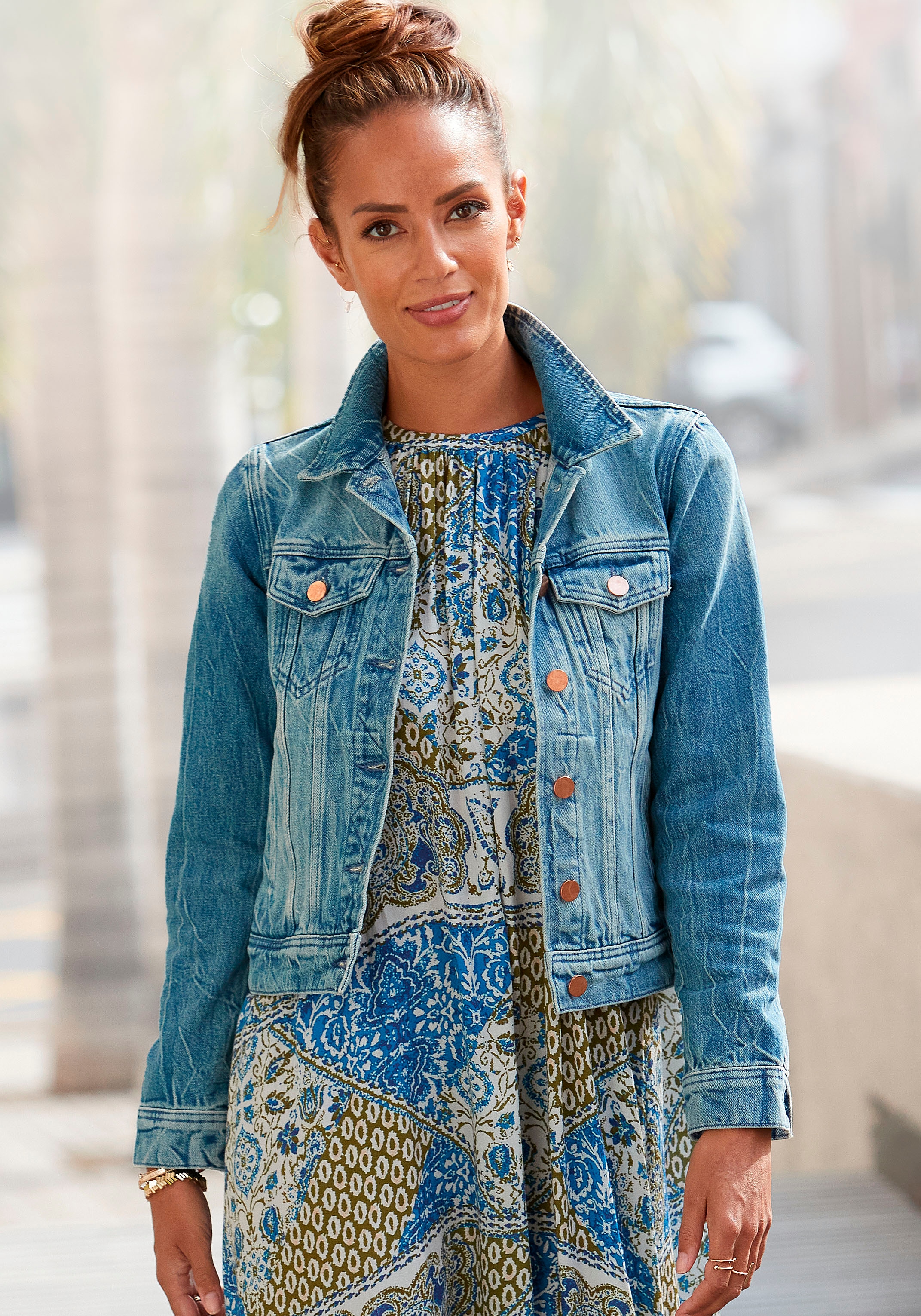 LASCANA Jeansjacke mit zwei Pattentaschen, Denimjacke aus Baumwolle, Sommerjacke