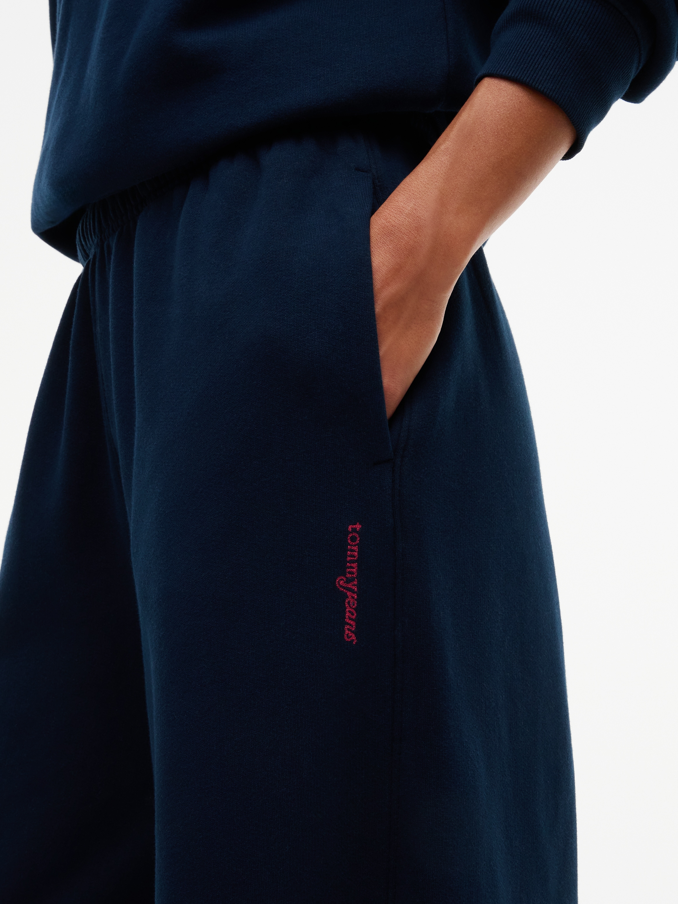 Tommy Jeans Sweathose »TJW WIDE LEG SCRIPT SWEATPANTS«  Baumwollmischung, lässig geschnitten