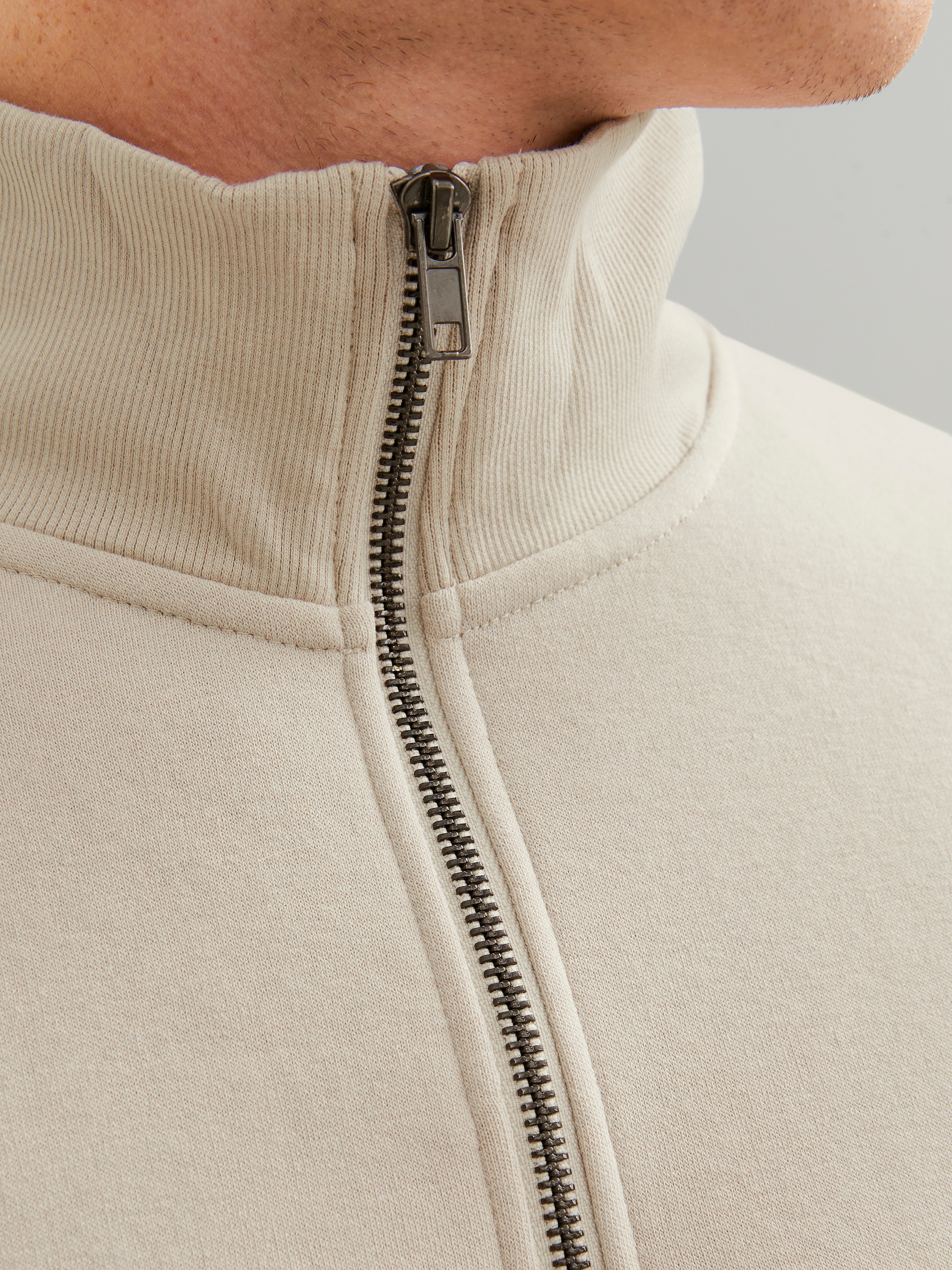 Jack & Jones Sweatshirt »JJEBRADLEY SWEAT HALF ZIP NOOS«, mit Troyer Kragen
