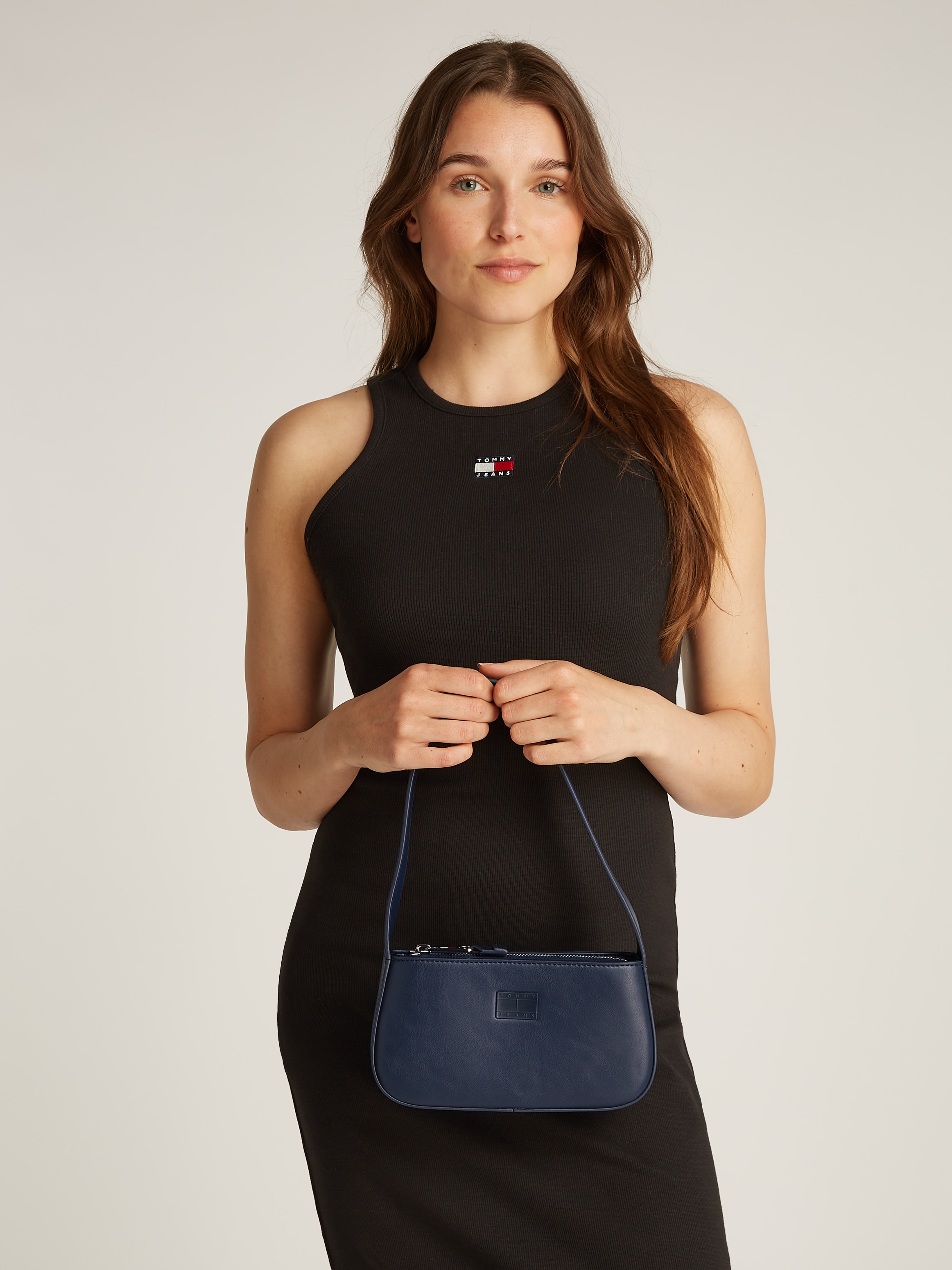 Tommy Jeans Schultertasche »TJW ESS MUST SHOULDER BAG«, Damen Umhängetasche, Mini Bag Henkeltasche mit Logoflagge