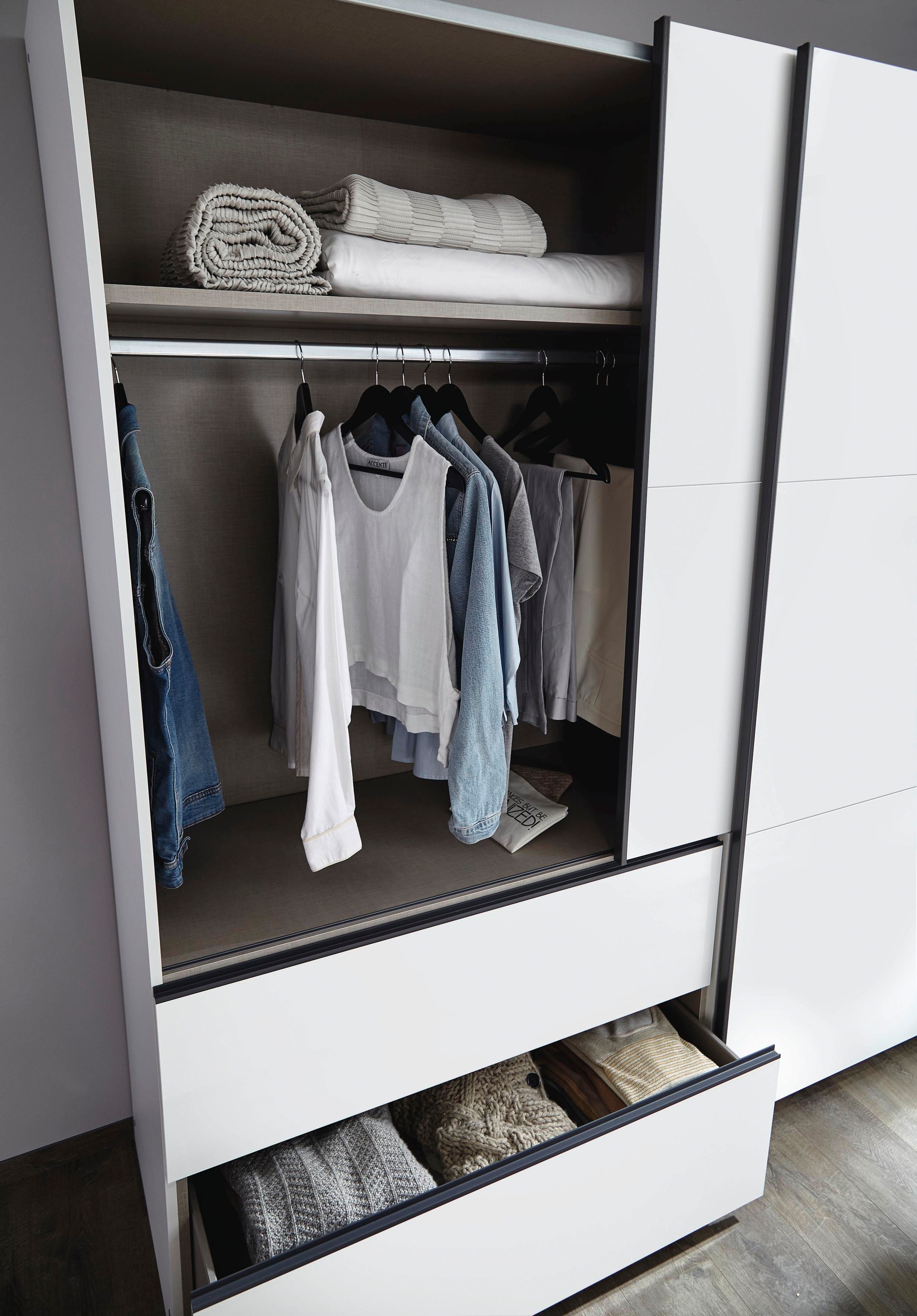 rauch Schwebetürenschrank »Kleiderschrank Schrank Garderobe Wäscheschrank SEVILLA mit Spiegel«, (in 3 verschiedenen Ausstattungen BASIC/CLASSIC/PREMIUM), Metall-Griffleisten alufarben oder Graumetallic MADE IN GERMANY
