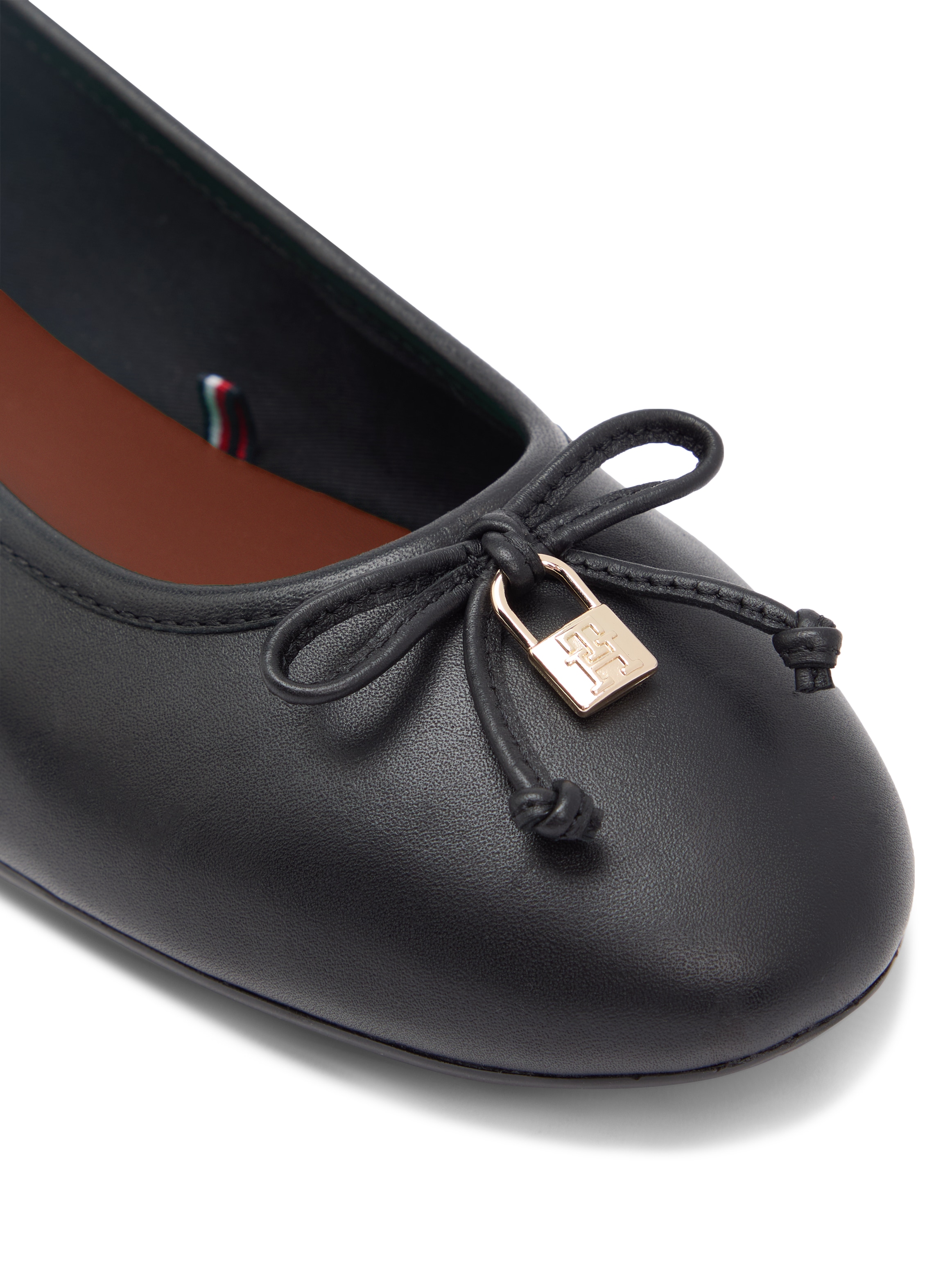 Tommy Hilfiger Ballerina »HILFIGER SMOOTH LTHR BALLET«  Schlupfschuh, Businesschuh in schmaler Form mit süßer Zierschleife