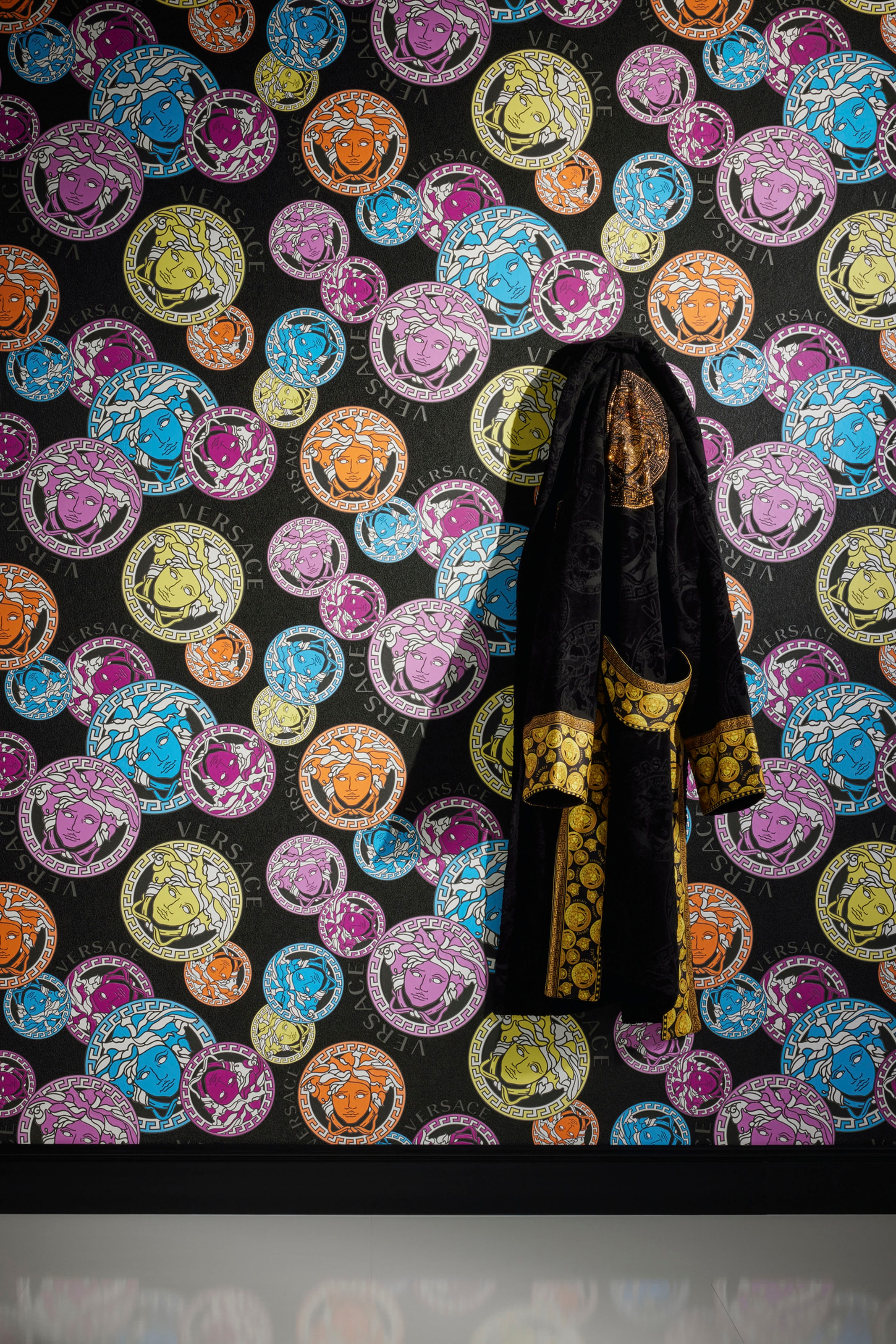 Versace Vliestapete »Wallpaper Versace 5 Medusakopf«, leicht glänzend-gemustert-abstrakt, Designertapete Tapeten Wohnzimmer Schlafzimmer Küche Flur Design Optik