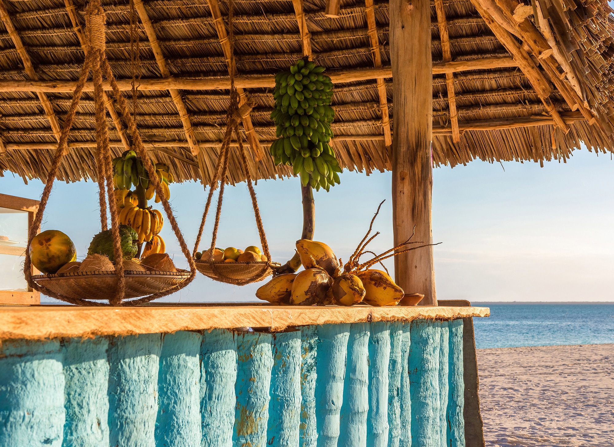 Fototapete Strandbar Meer Gelb Blau Braun 3,50 m x 2,55 m FSC® günstig online kaufen