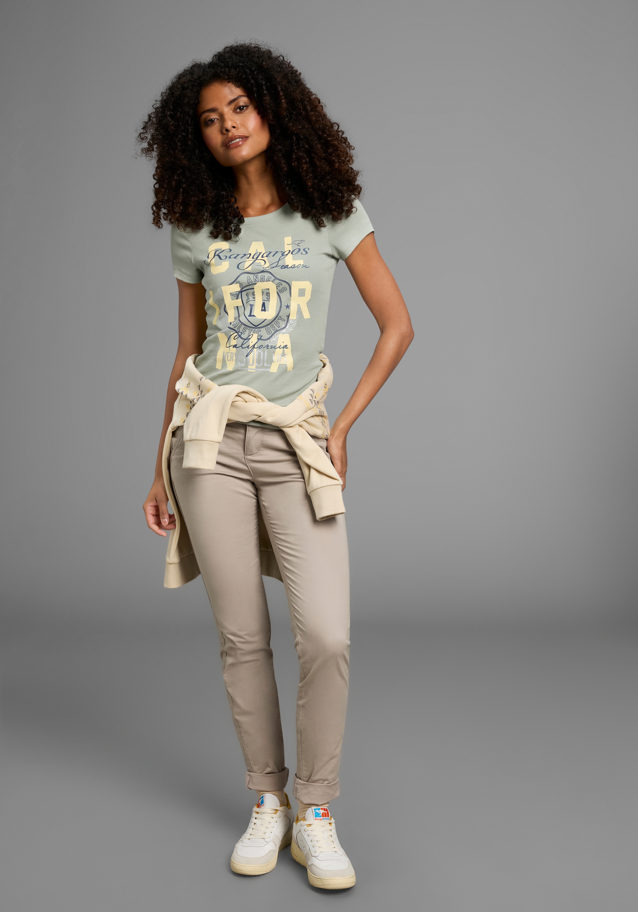 KangaROOS Print-Shirt, Kurzarm, sehr figurbetonter Schnitt, mit trendigem Logodruck