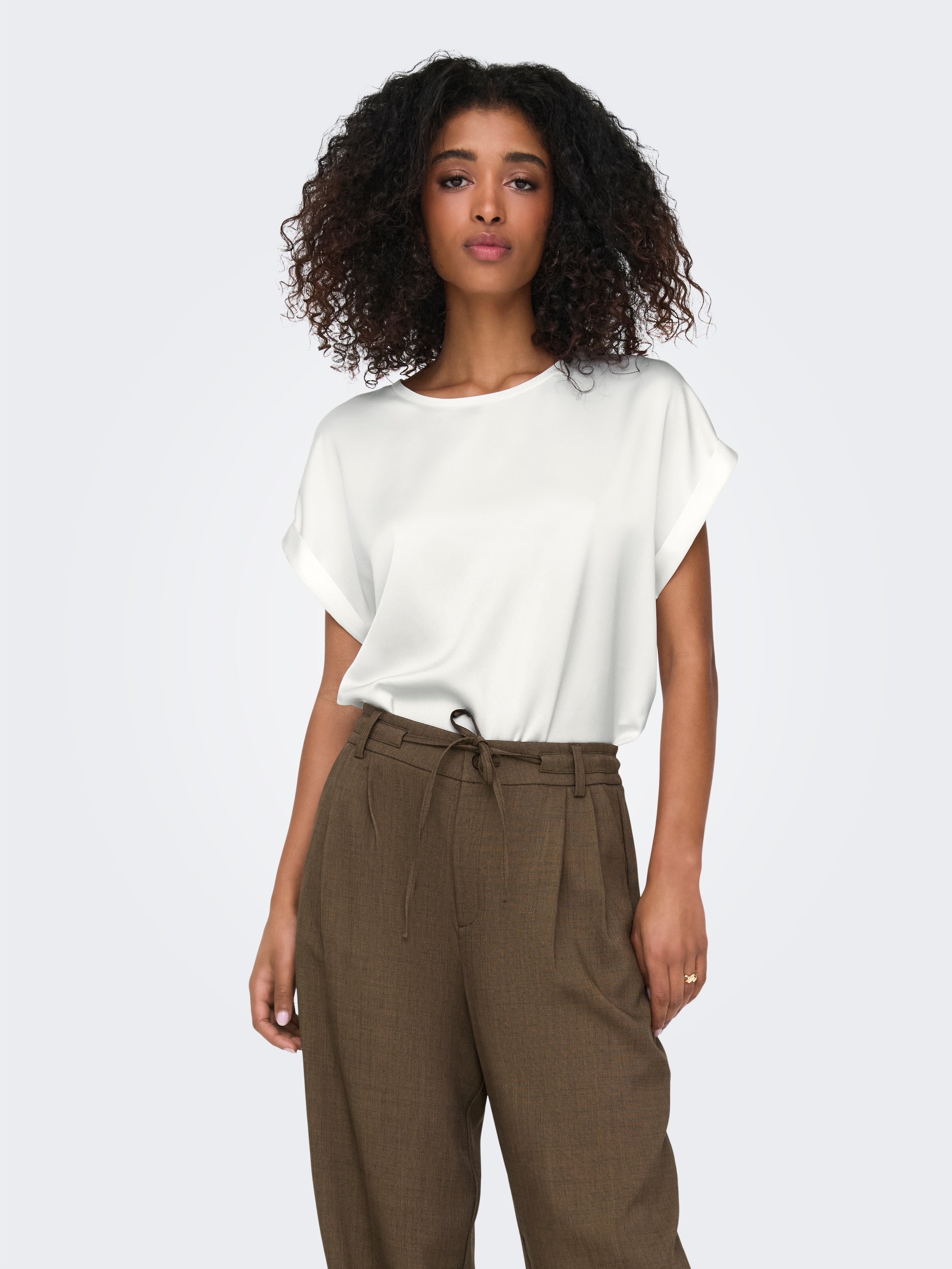ONLY Kurzarmshirt »ONLLIEKE – Locker geschnitten mit Rundhals für Alltag und Büro«, regular fit, Web, Polyester, Rundhals, unifarben