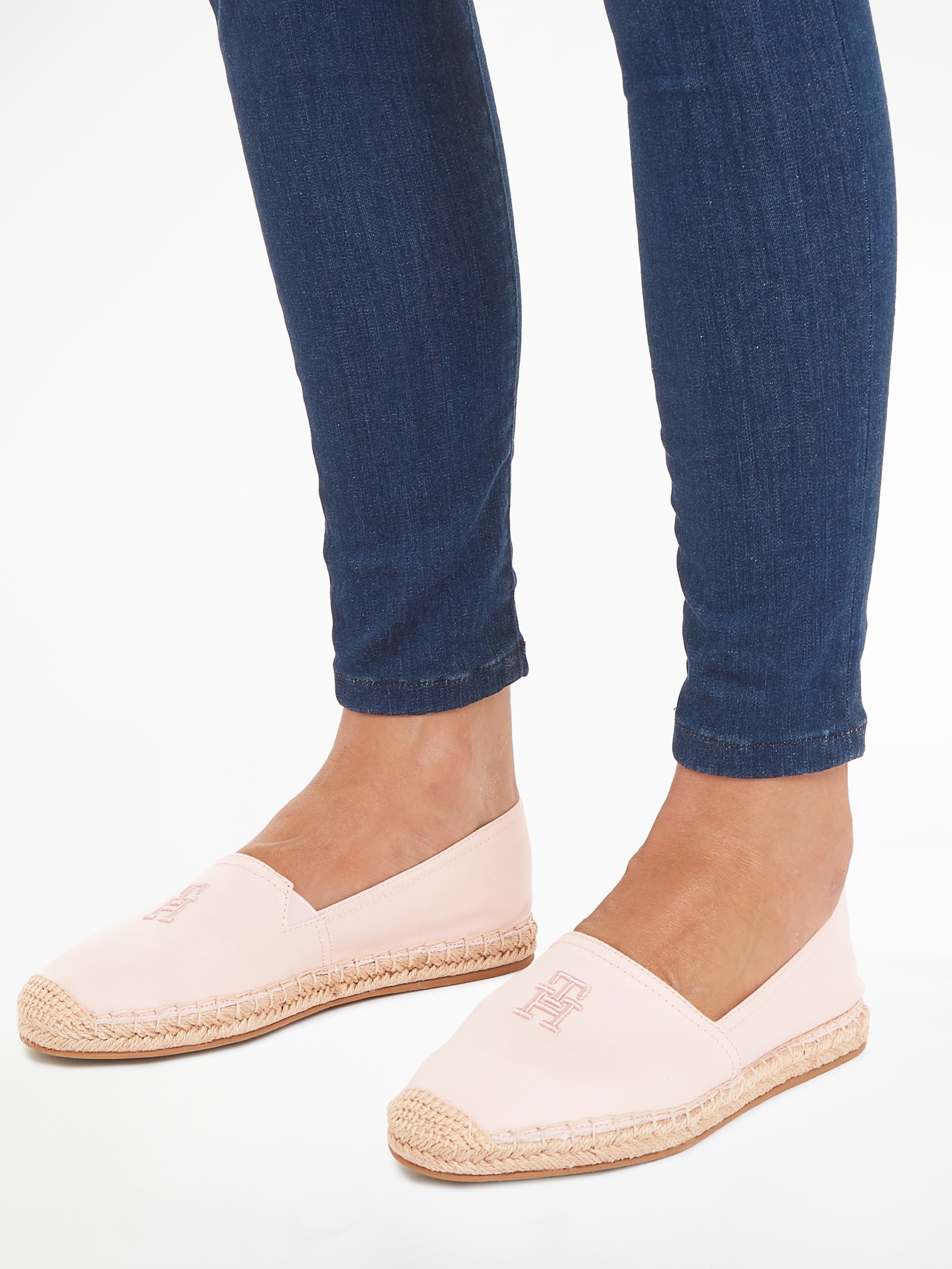 Tommy Hilfiger Espadrille »EMBROIDERED FLAT ESPADRILLE«, Sommerschuh, Strandschuh, Loafer, Slipper in schmaler Form