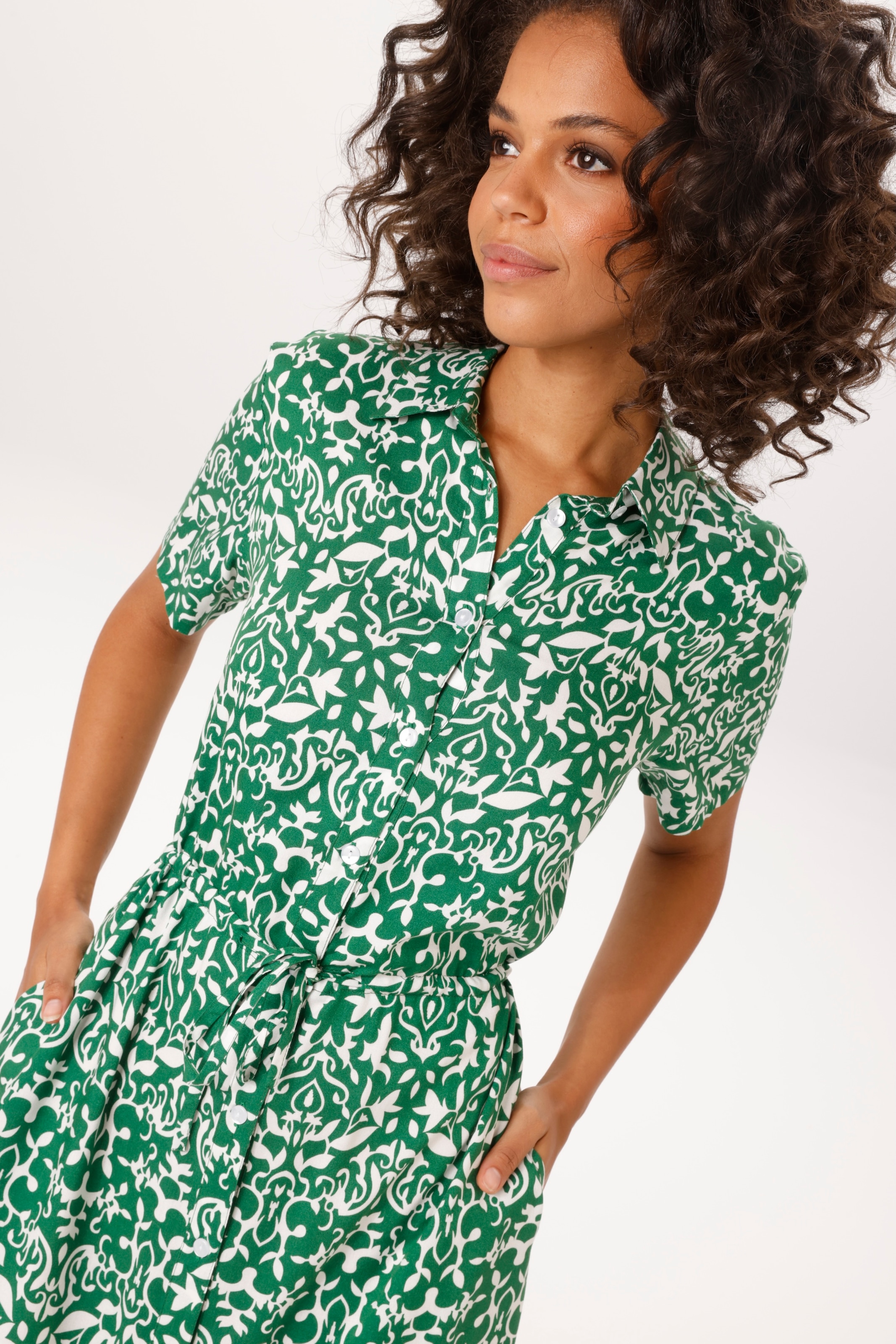 Aniston CASUAL Sommerkleid Eingrifftaschen mit Ornamenten und grafischen Blumen bedruckt - NEUE KOLLEKTION