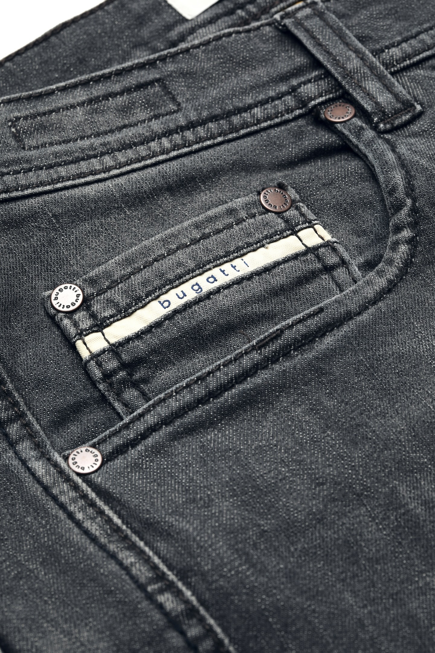 bugatti 5-Pocket-Jeans, mit einem leichten Used-Look