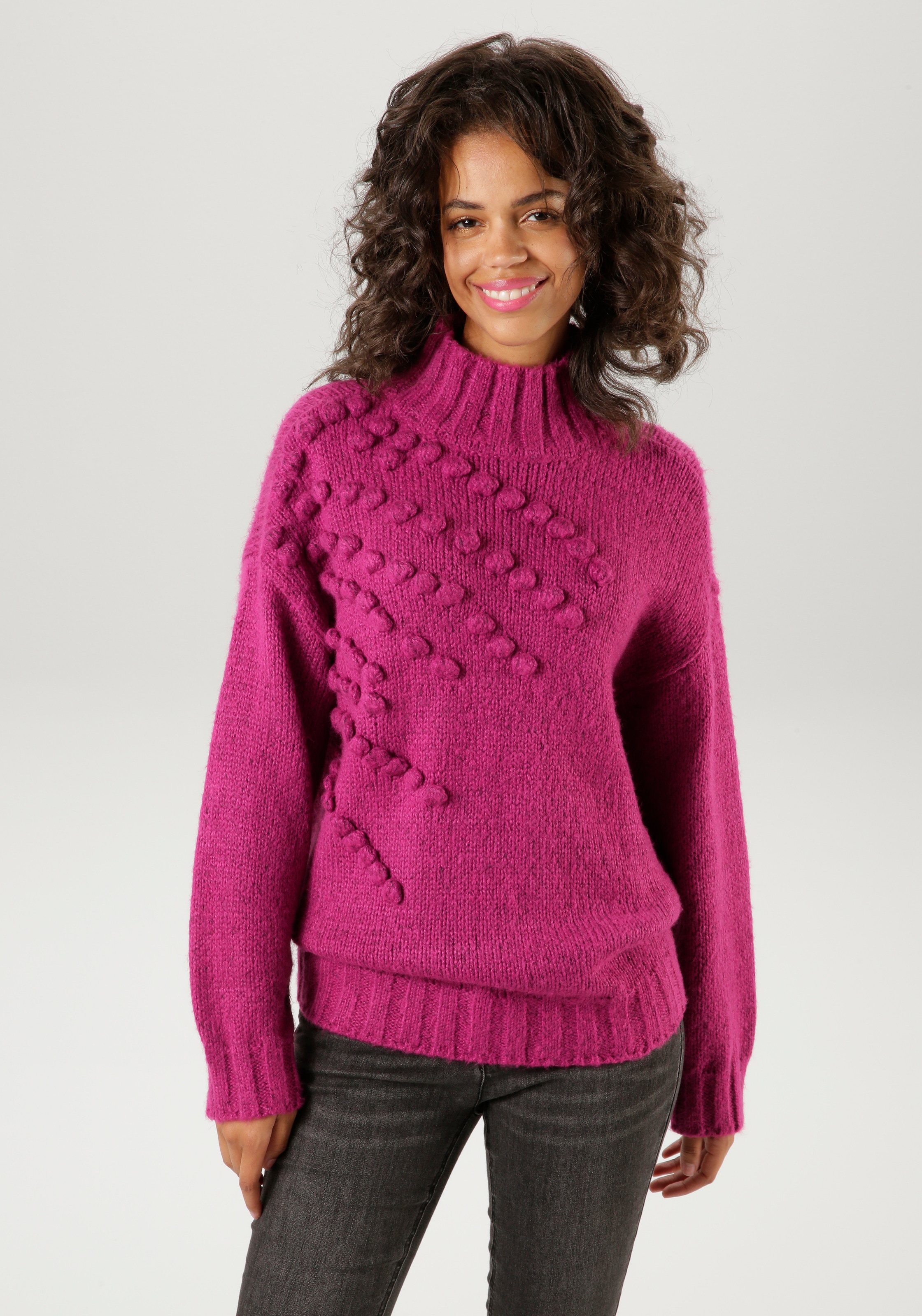 Aniston CASUAL Strickpullover, mit eingestrickten, kleinen Bommeln