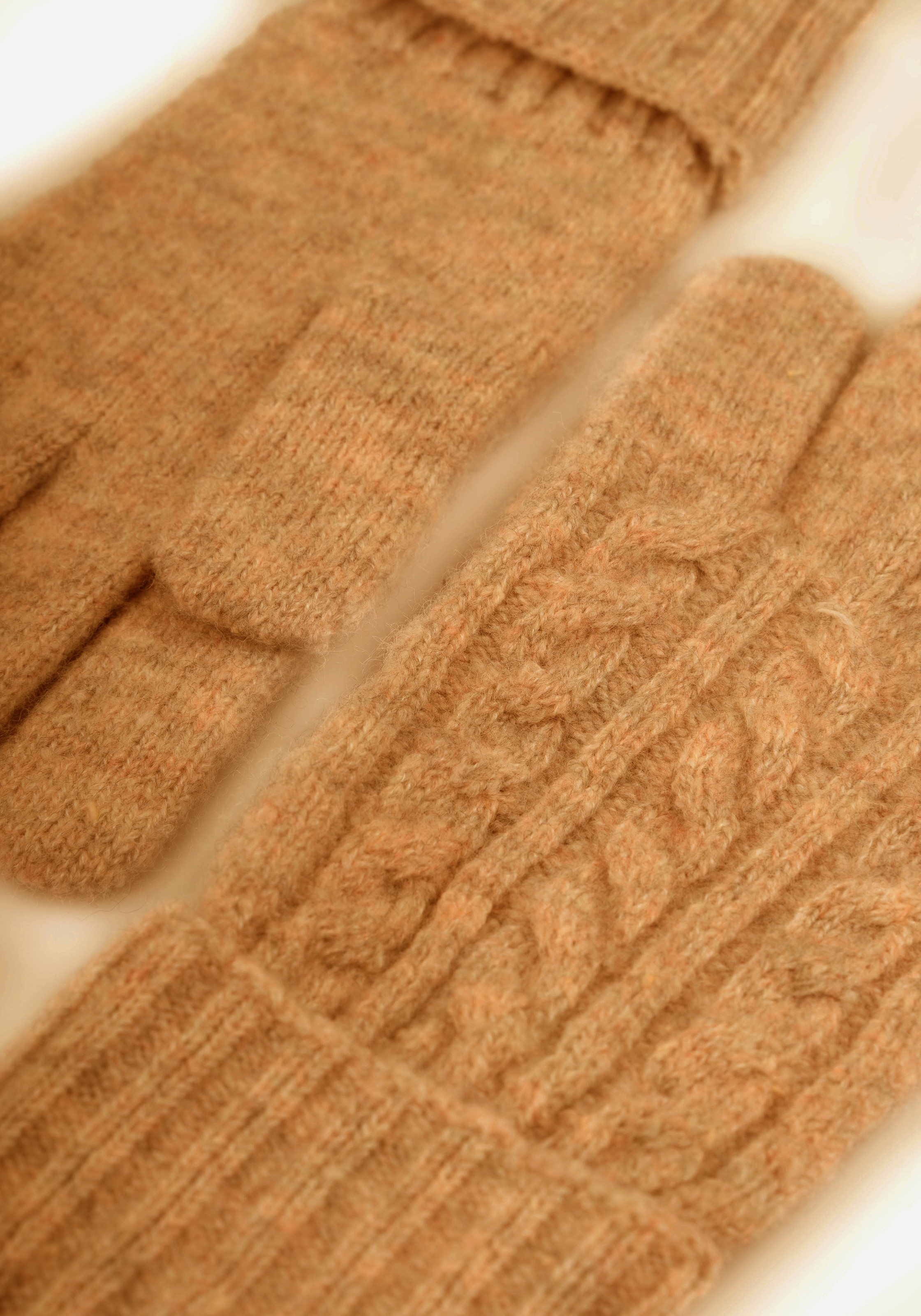 Capelli New York Strickhandschuhe 1 Paar,  mit Zopfstrickmuster, Feinstrick, breiter Umschlag, wärmend