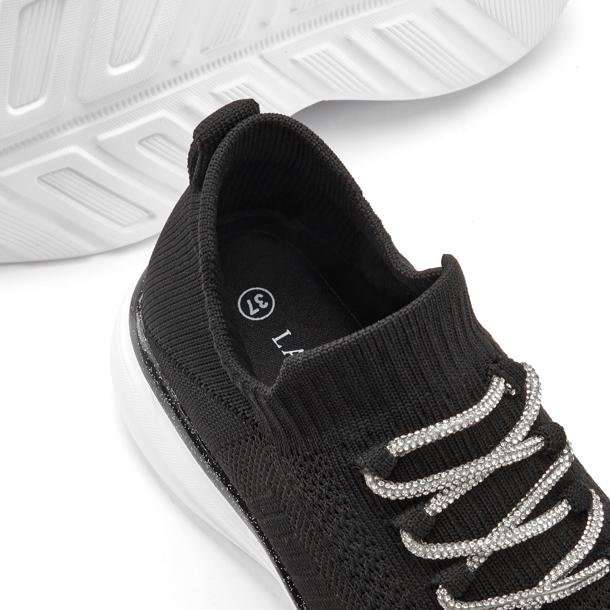 LASCANA Sneaker, mit modischer Glitzerschnürung VEGAN