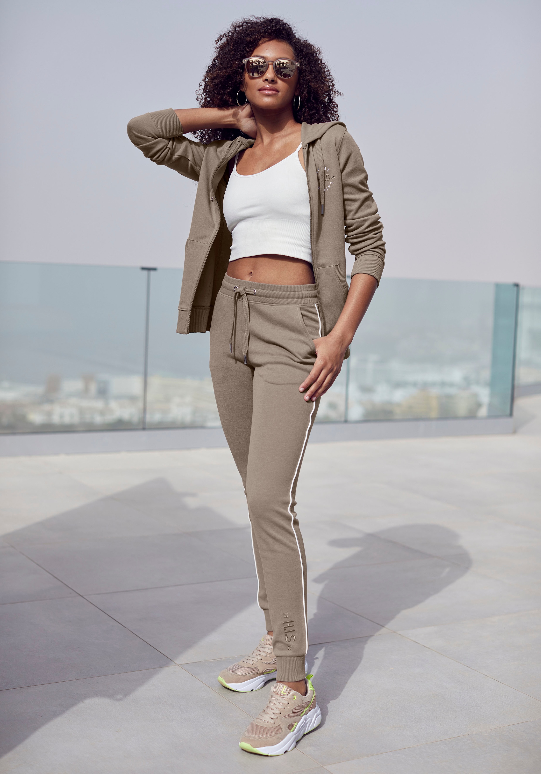 H.I.S Kapuzensweatjacke, mit seitlichem Piping und kleiner Markenstickerei, Loungewear