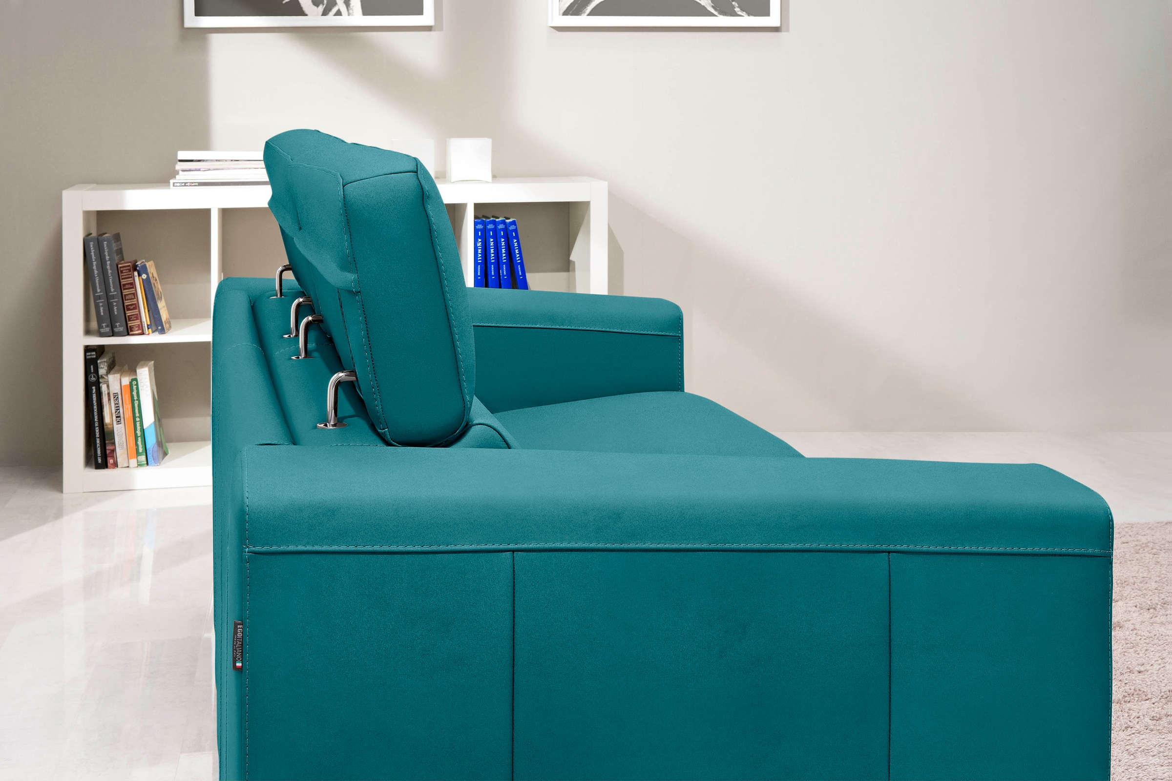 Egoitaliano Schlafsofa »Cabiria, Design und super Sitz- und Liegekomfort«, Sofa inkl. Schlaffunktion, Kopfteile verstellbar, mit Metallfüßen