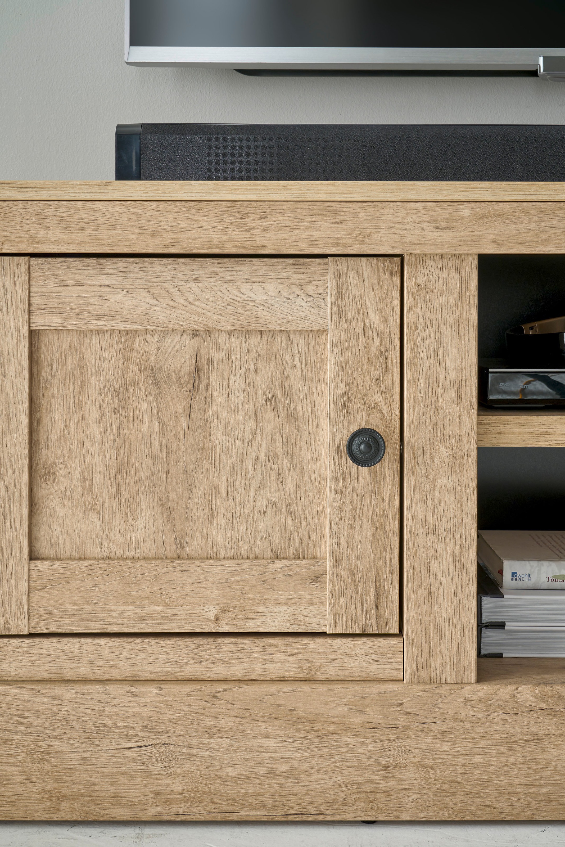 Home affaire Wohnwand »Cornwall, Anbauwand im Landhausstil, Wohnzimmer-Set, Eiche Dekor«, (Set, 4 St.), enthält Vitrine, Lowboard, Kommode, Wandboard, 424 cm breit