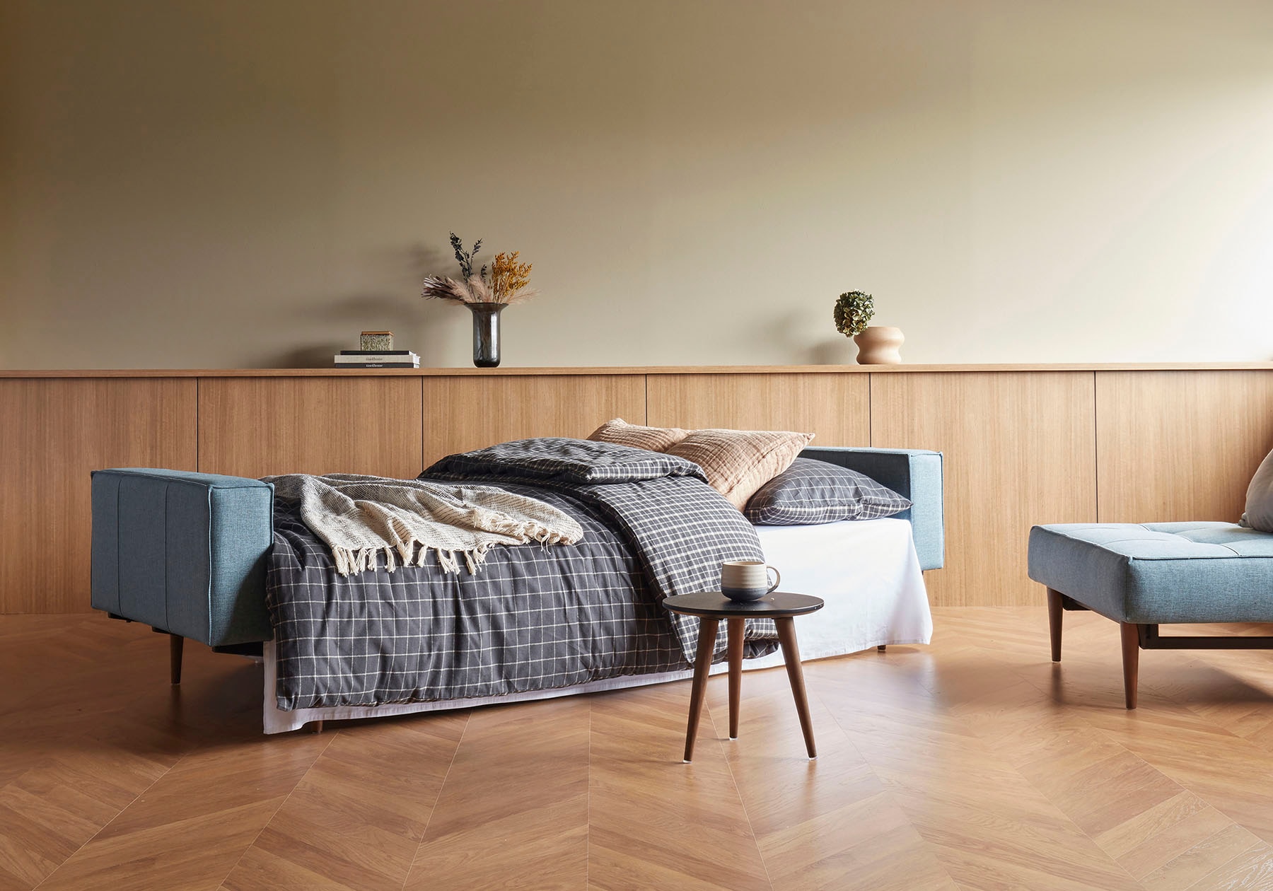 dunklen LIVING Design kaufen skandinavischen online Beinen, »Splitback«, INNOVATION Styletto in mit ™ Sofa Armlehne und