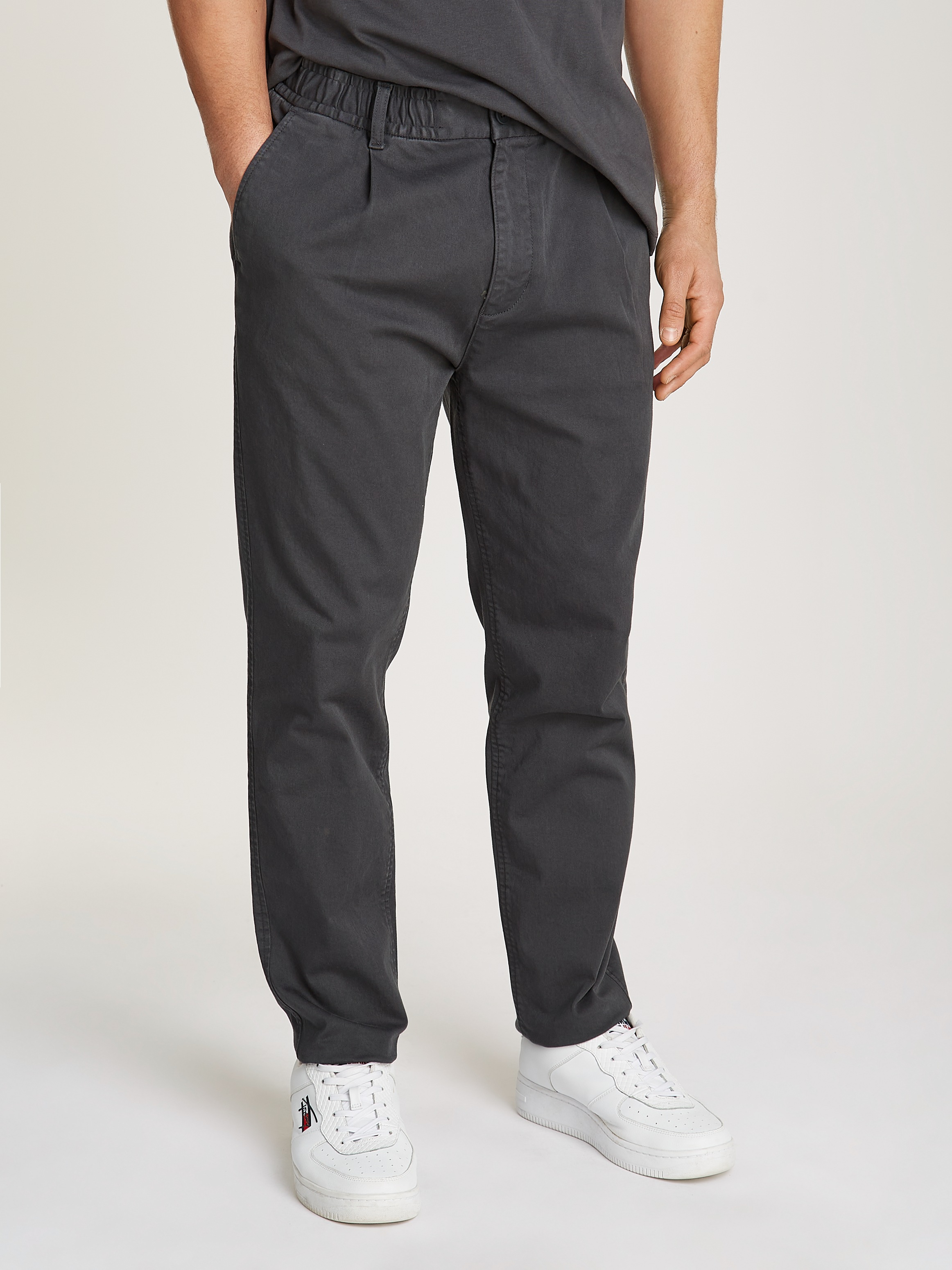 Tommy Jeans Chinohose »TJM CASUAL ELASTICATED PANT«, mit Bundfalten