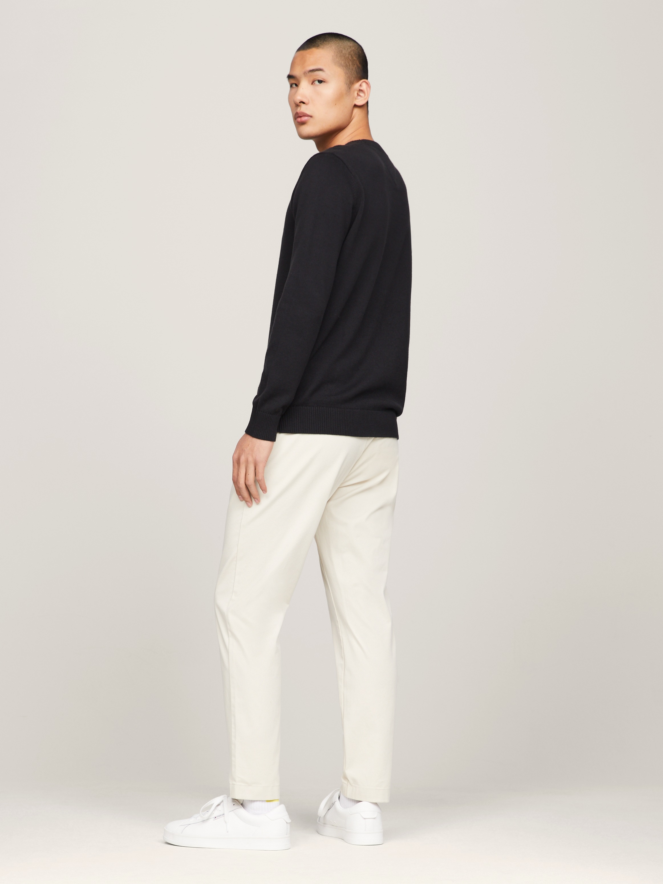 Tommy Jeans Rundhalspullover »TJM SLIM ESSENTIAL LIGHT SWEATER«, mit Flag-Patch