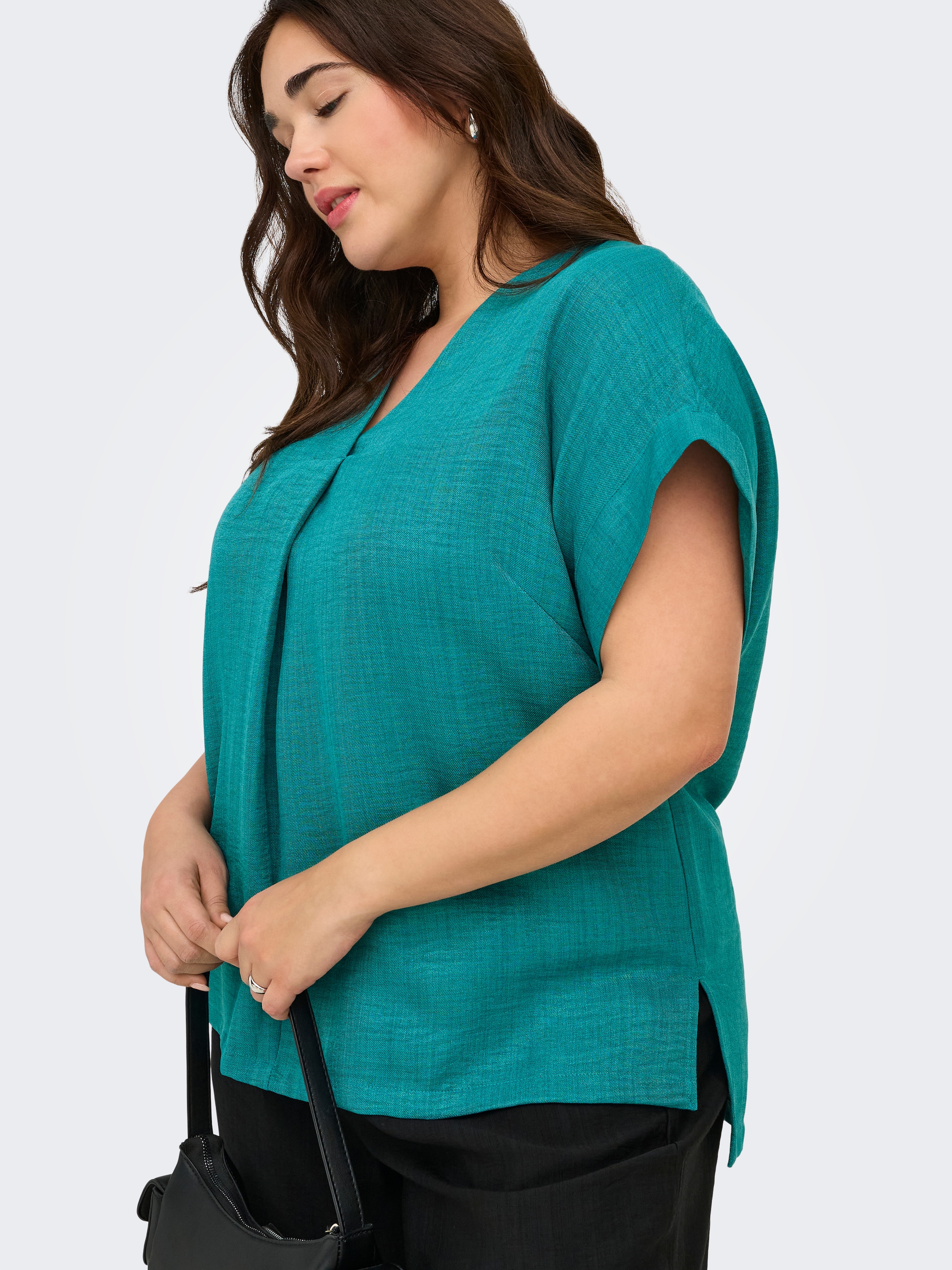 ONLY CARMAKOMA Kurzarmbluse »CARBAY S/S V-NECK TOP WVN« Kunstfaser, regular fit