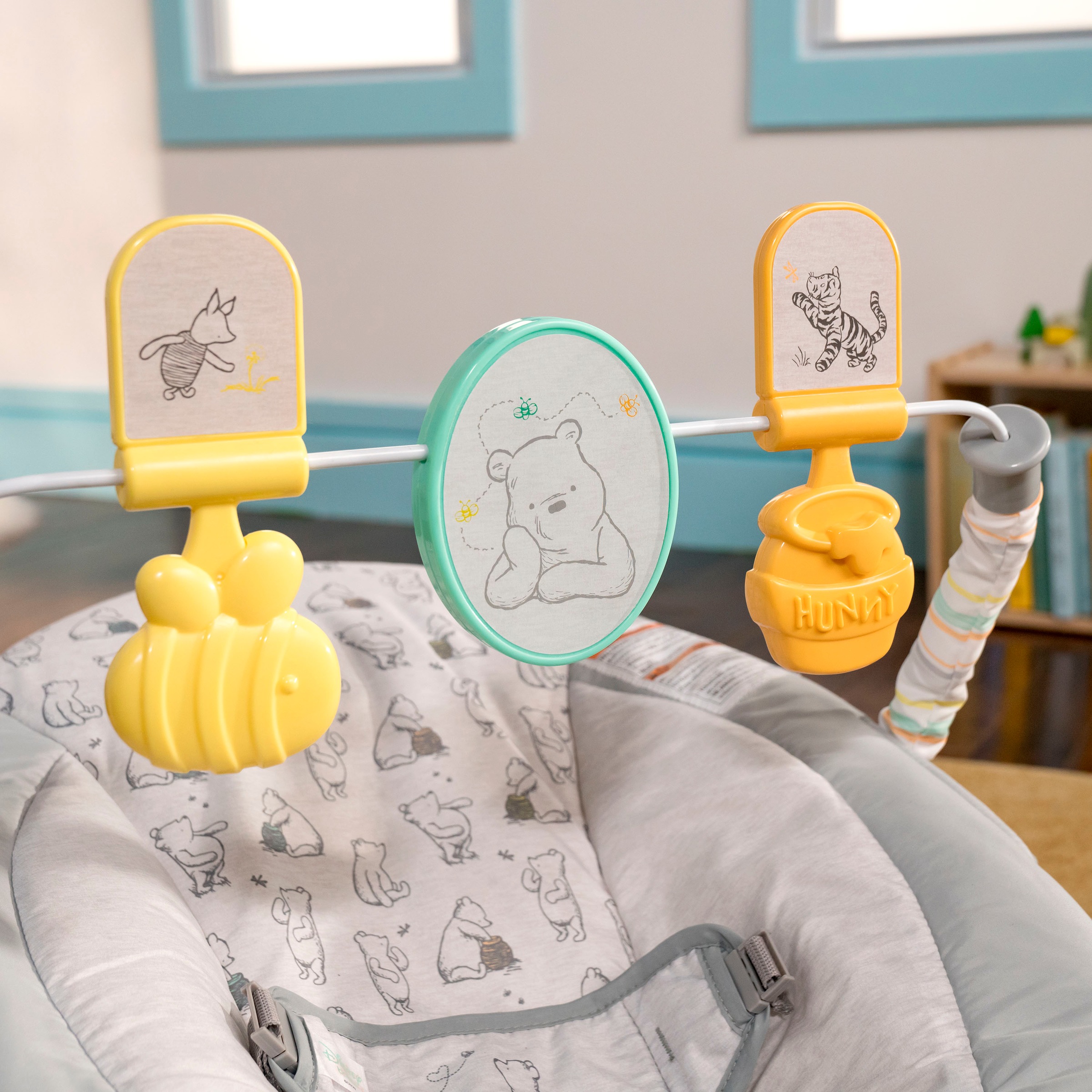Bright Starts Babywippe »Disney Winnie the Pooh Classic Pals Vibrating Bouncer«, bis 9 kg, mit Sound-Effekt